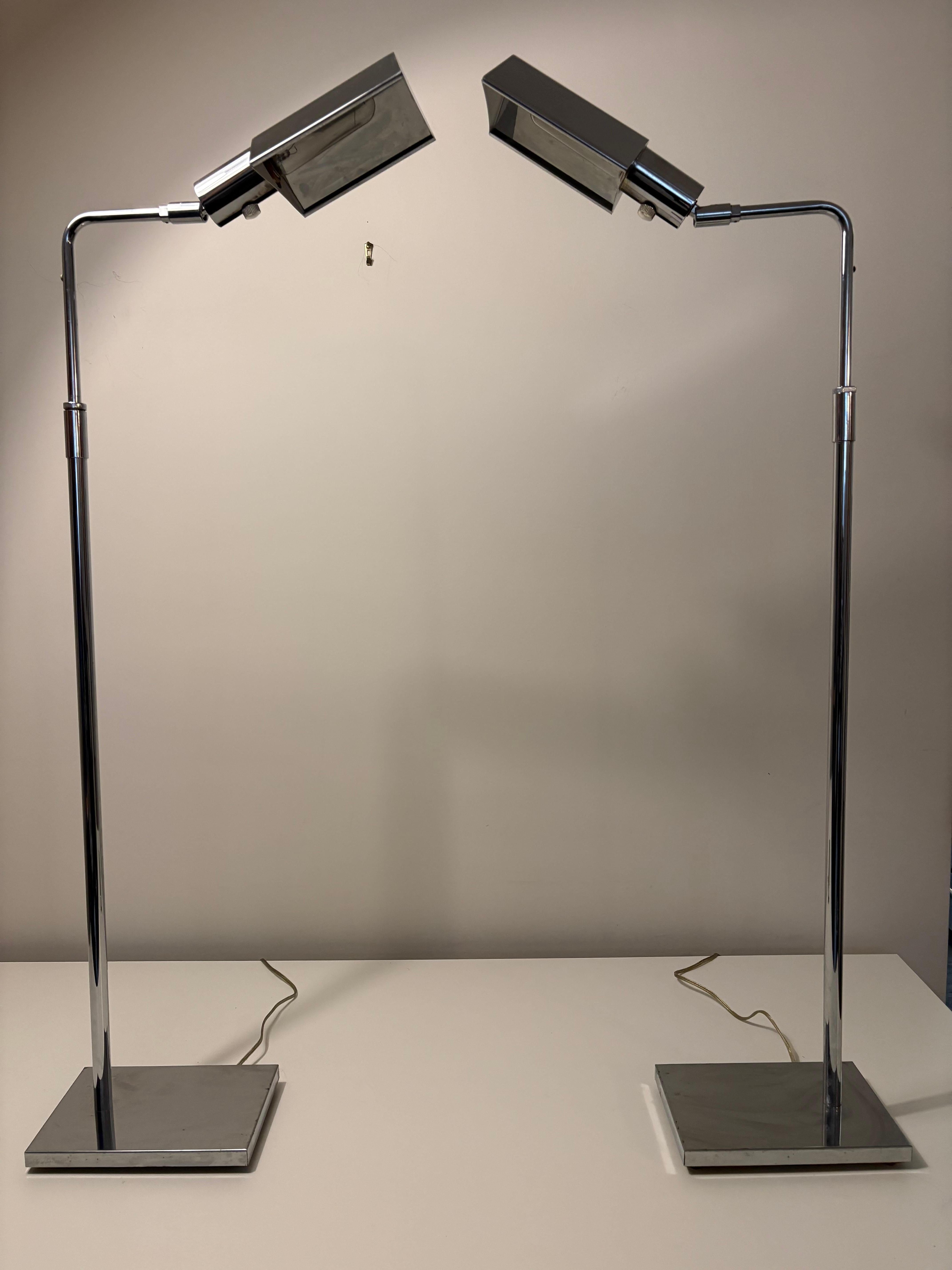 Paire de lampadaires Koch & Lowy en chrome du milieu du siècle dernier Bon état - En vente à New York, NY