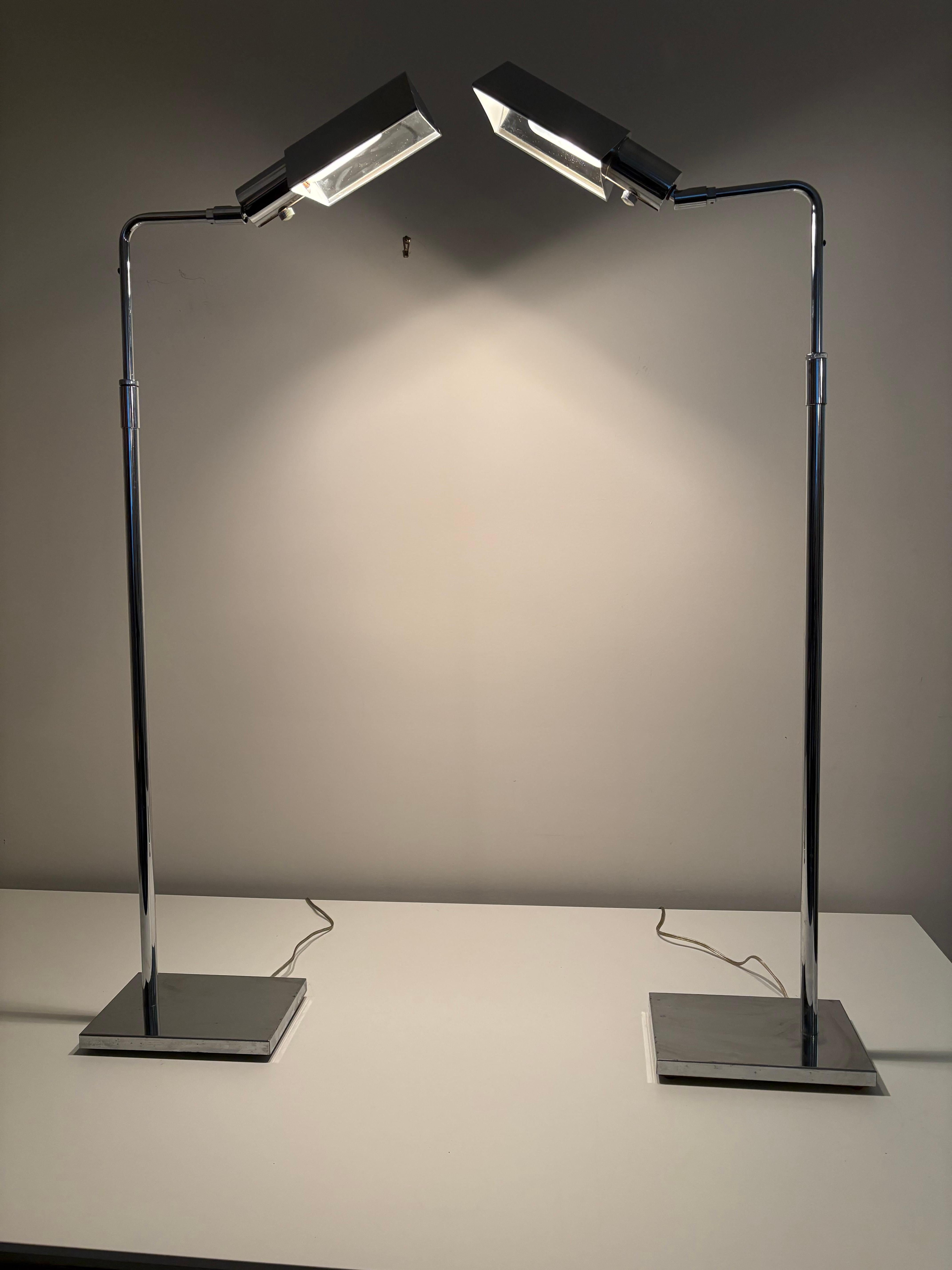 20ième siècle Paire de lampadaires Koch & Lowy en chrome du milieu du siècle dernier en vente