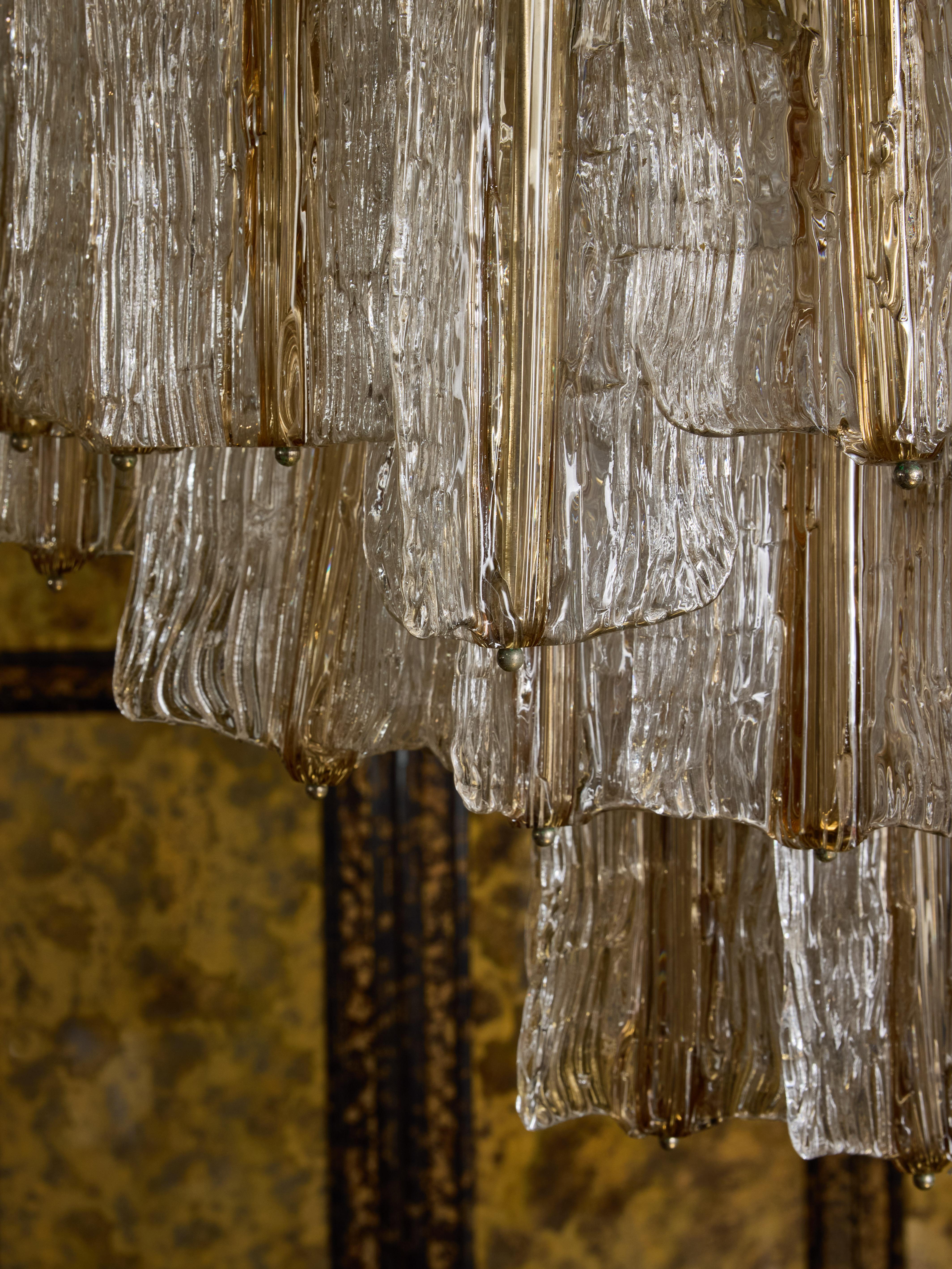 italien Paire de lustres du milieu du siècle en verre de Murano clair et fumé avec des accents en laiton  en vente