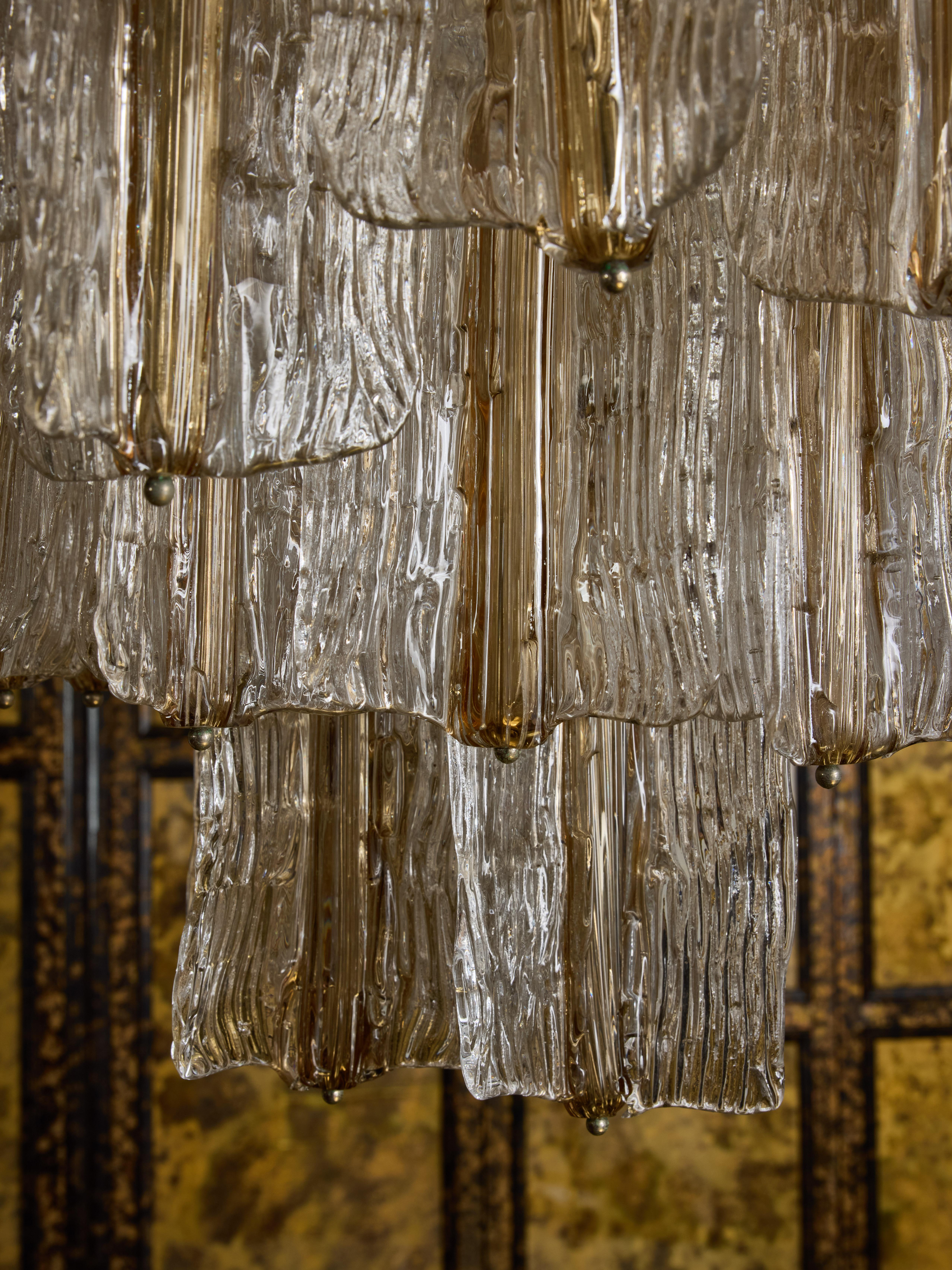 Paire de lustres du milieu du siècle en verre de Murano clair et fumé avec des accents en laiton  Bon état - En vente à Saint-Ouen, IDF