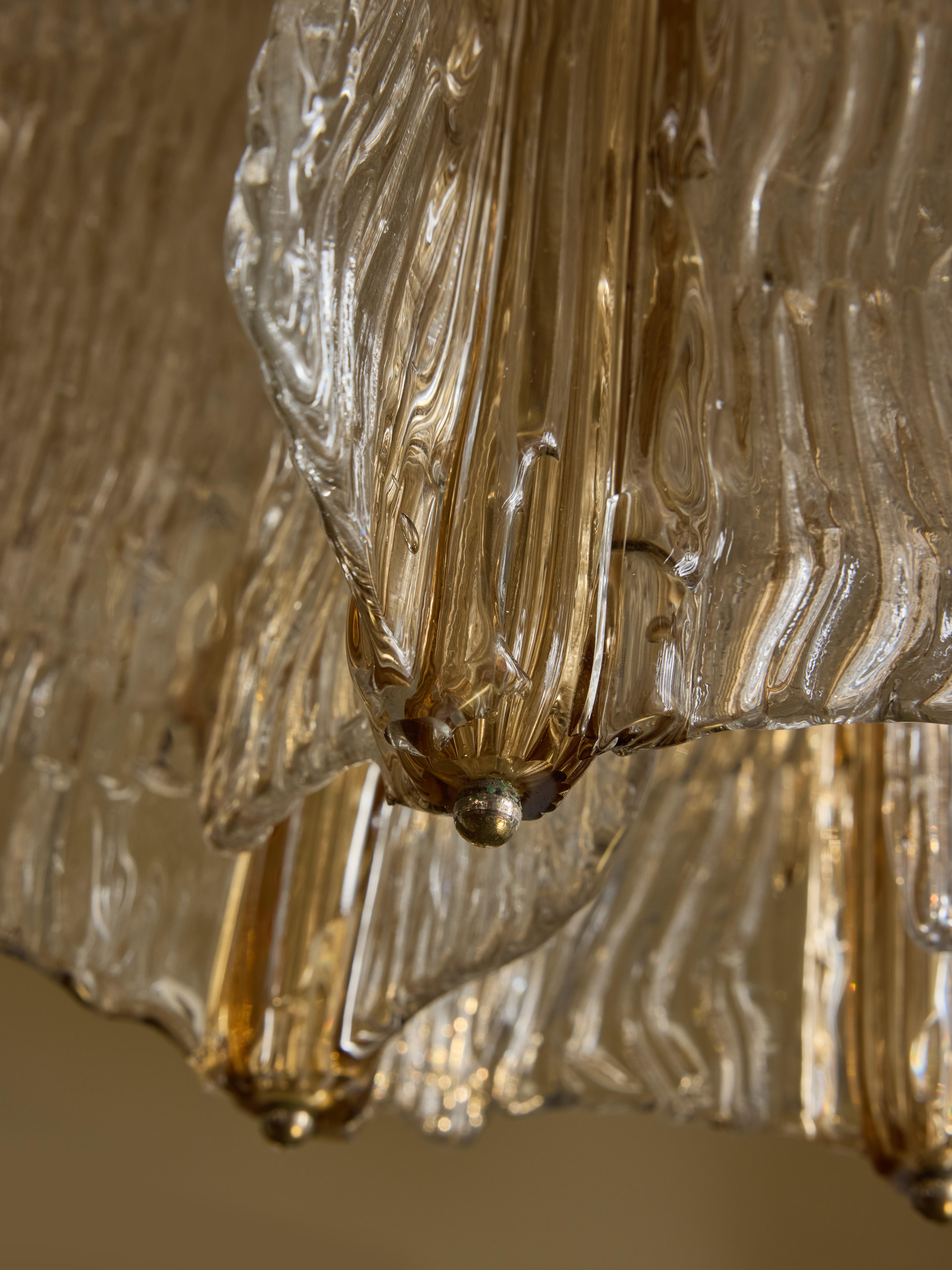 Paar Mid Century klar und geräuchert Murano-Glas mit Messing-Akzenten Kronleuchter  im Angebot 1