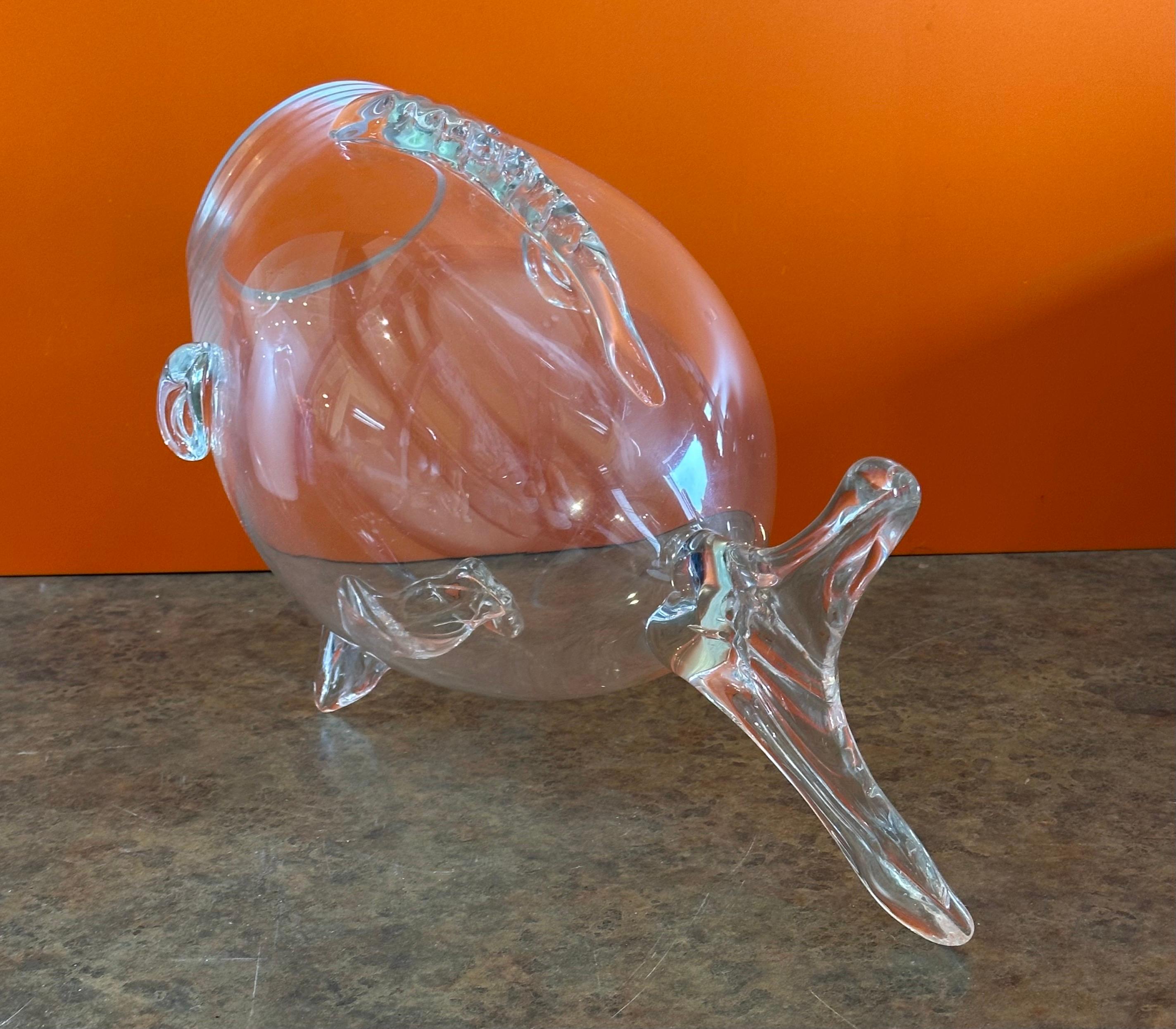 Coppia di vasi a forma di pesce in vetro trasparente della metà del secolo scorso nello stile di Blenko Glass in vendita 3