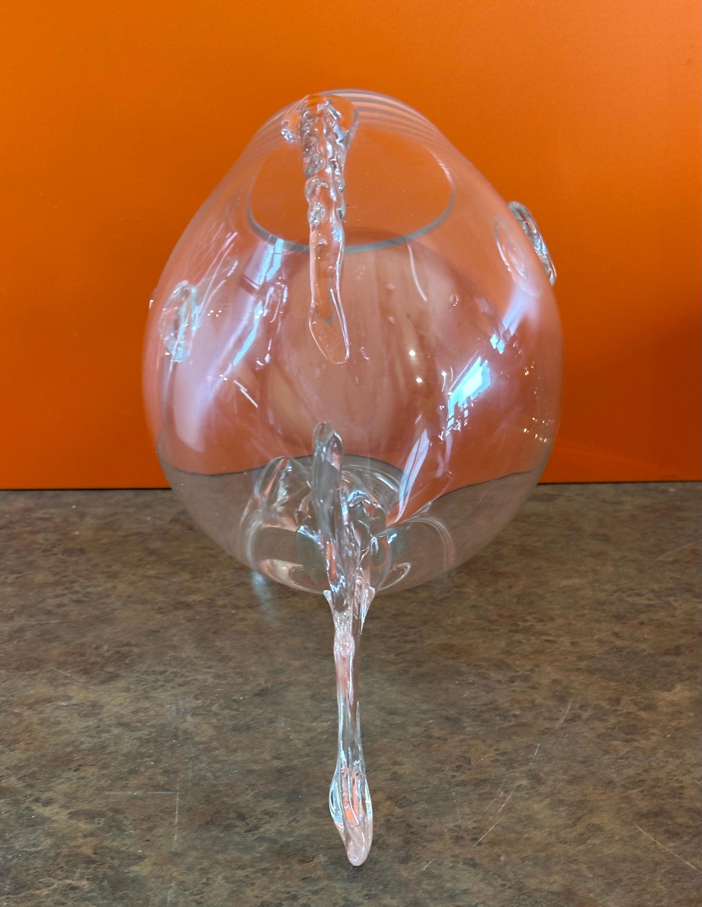 Coppia di vasi a forma di pesce in vetro trasparente della metà del secolo scorso nello stile di Blenko Glass in vendita 4