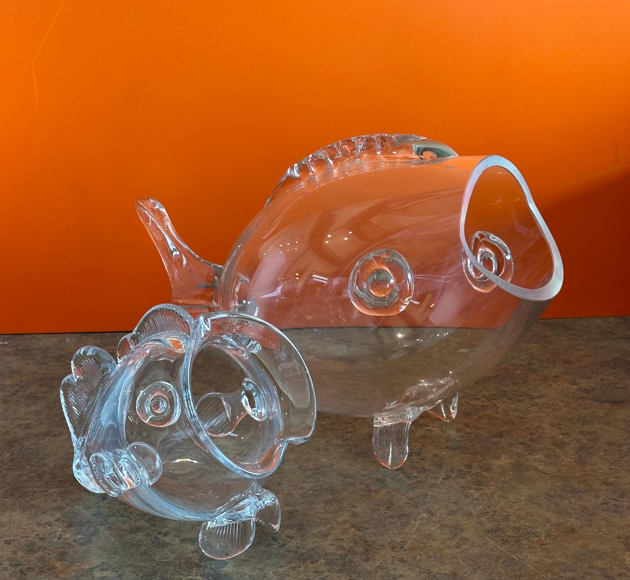 Coppia di vasi a forma di pesce in vetro trasparente della metà del secolo scorso nello stile di Blenko Glass in vendita 5