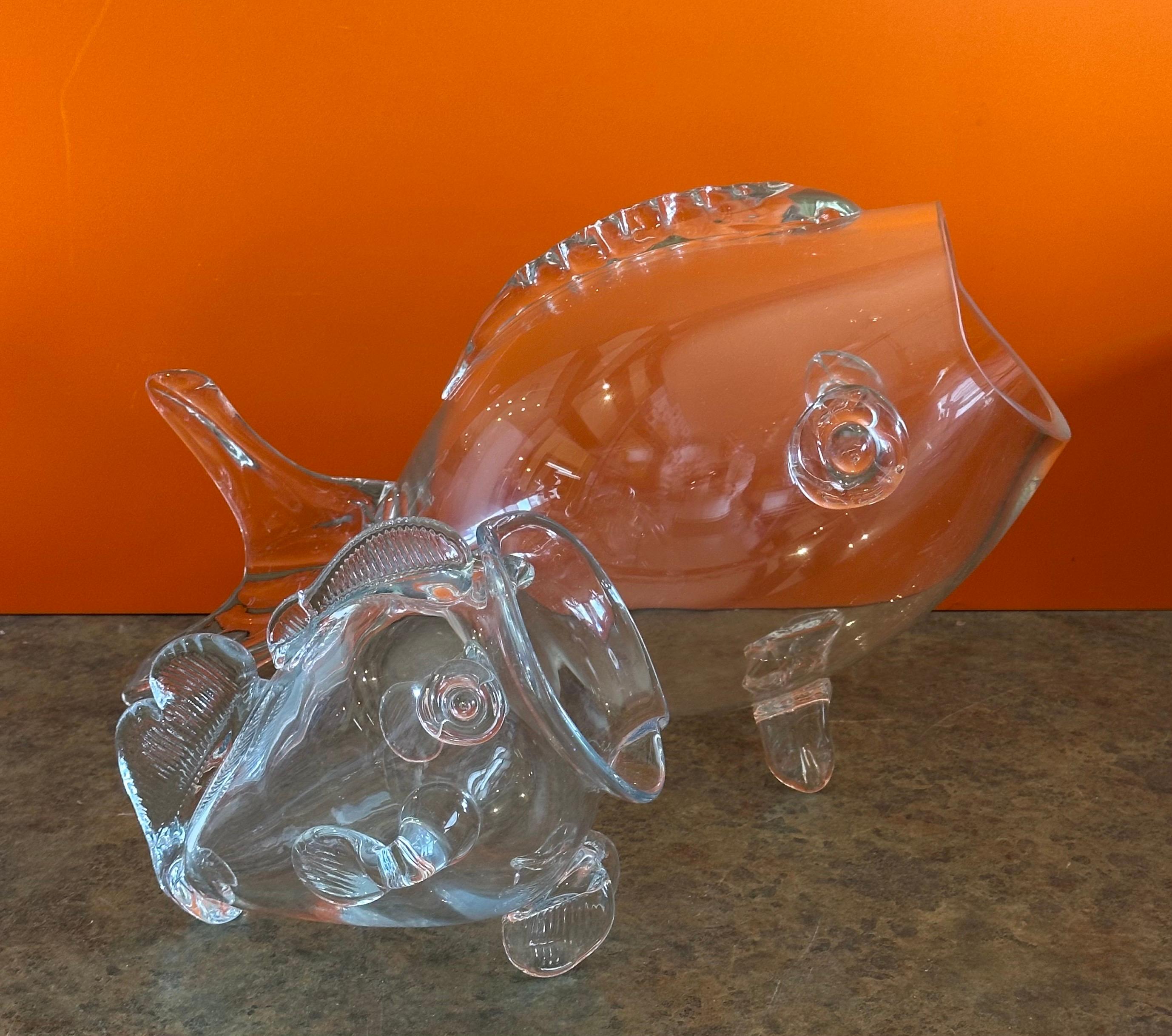 Coppia di vasi a forma di pesce in vetro trasparente della metà del secolo scorso nello stile di Blenko Glass in vendita 6
