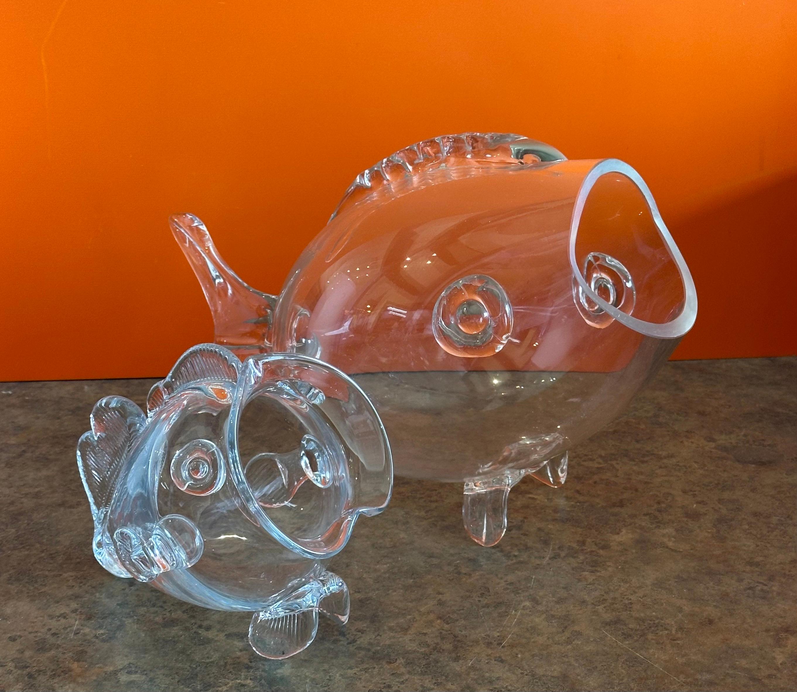 Coppia di vasi a forma di pesce in vetro trasparente della metà del secolo scorso nello stile di Blenko Glass in vendita 7