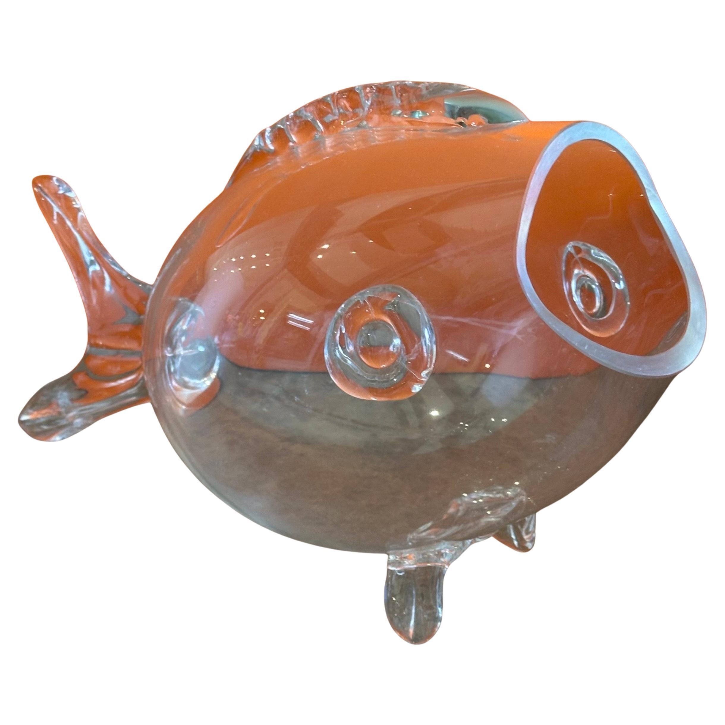 Divertente coppia di vasi a forma di pesce in vetro trasparente della metà del secolo scorso, nello stile di Blenko Glass, circa anni Settanta. I vasi sono in ottime condizioni vintage, senza scheggiature o crepe, e misurano rispettivamente 14 