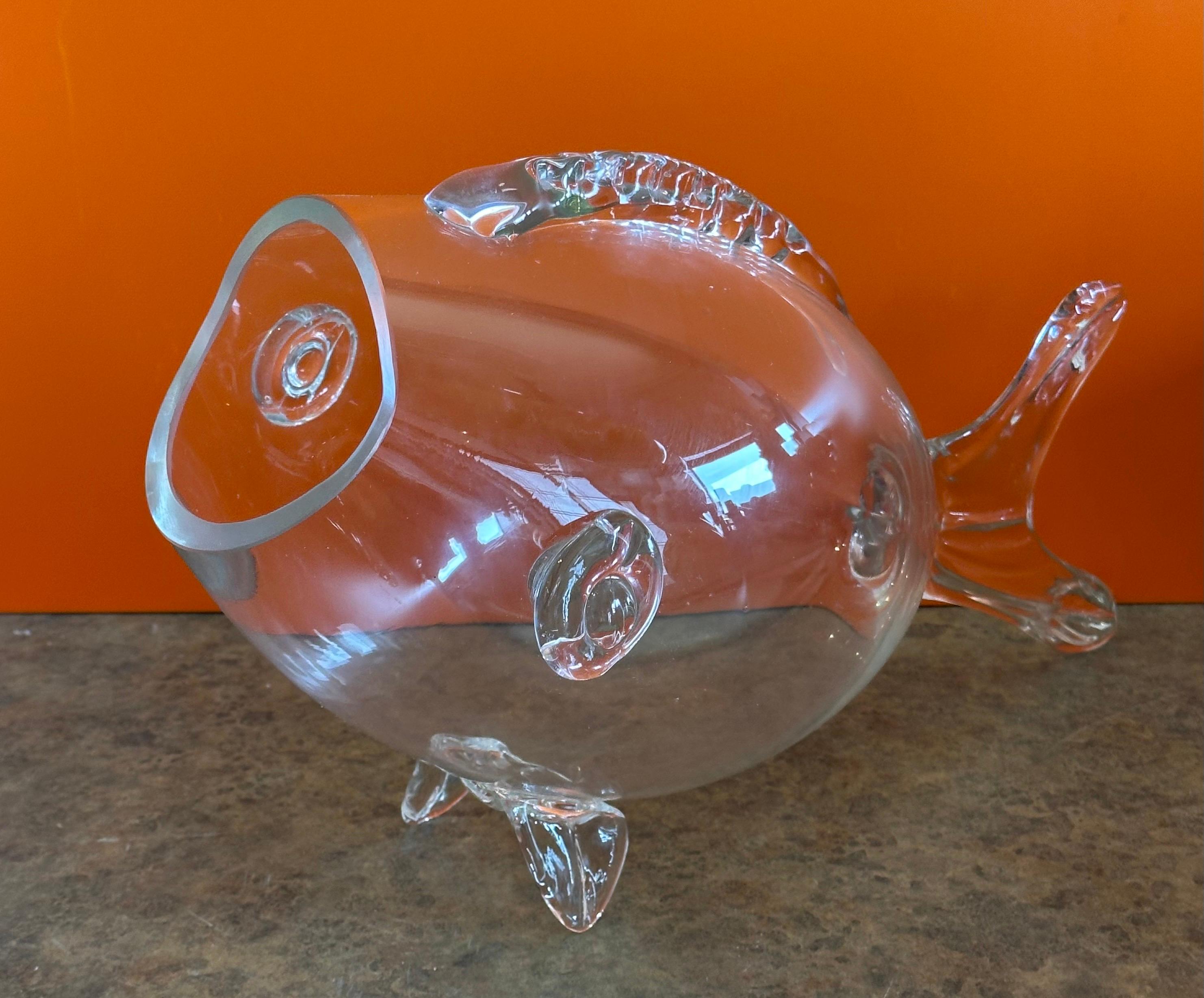 Mid-Century moderno Coppia di vasi a forma di pesce in vetro trasparente della metà del secolo scorso nello stile di Blenko Glass in vendita