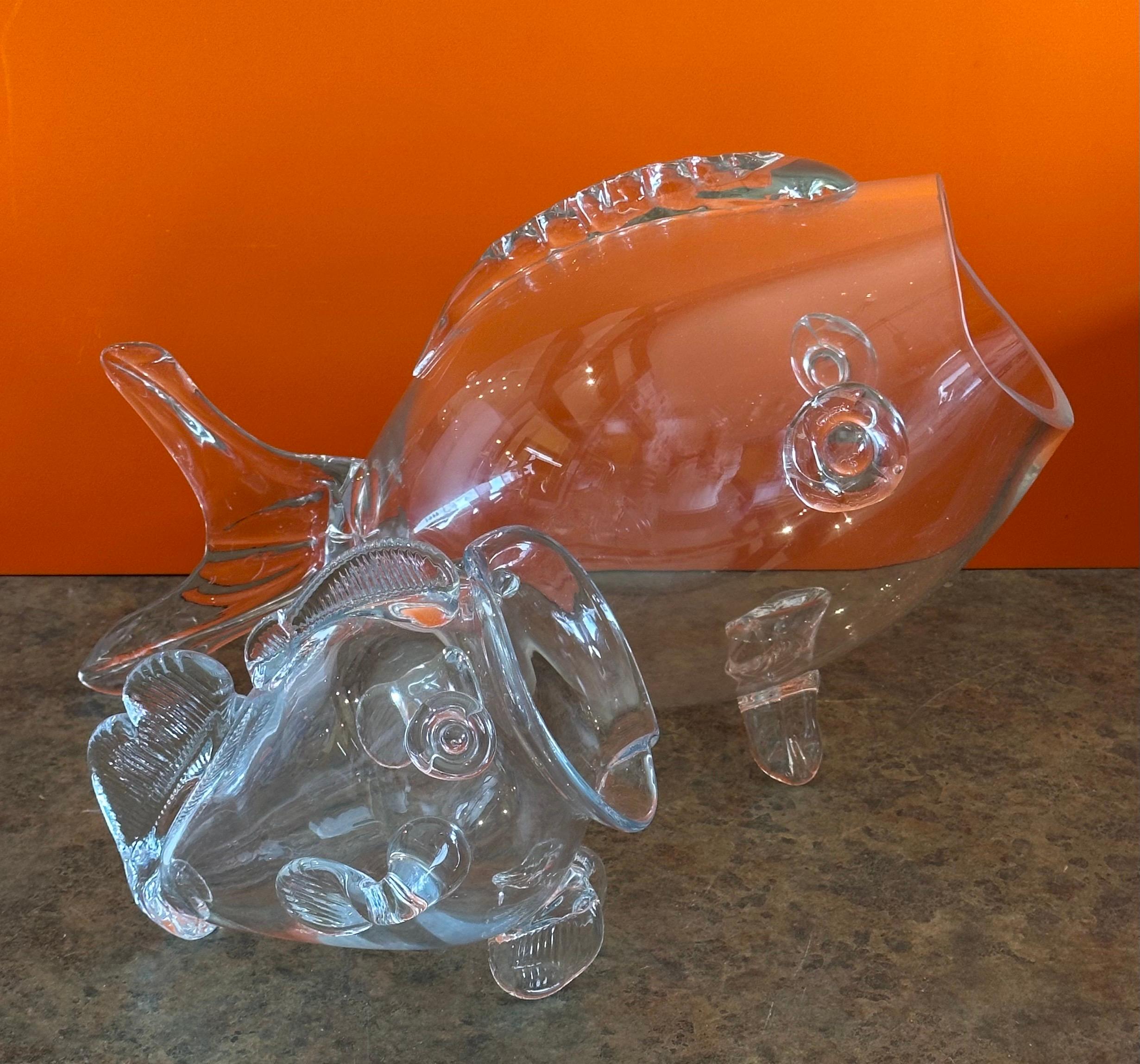 Americano Coppia di vasi a forma di pesce in vetro trasparente della metà del secolo scorso nello stile di Blenko Glass in vendita