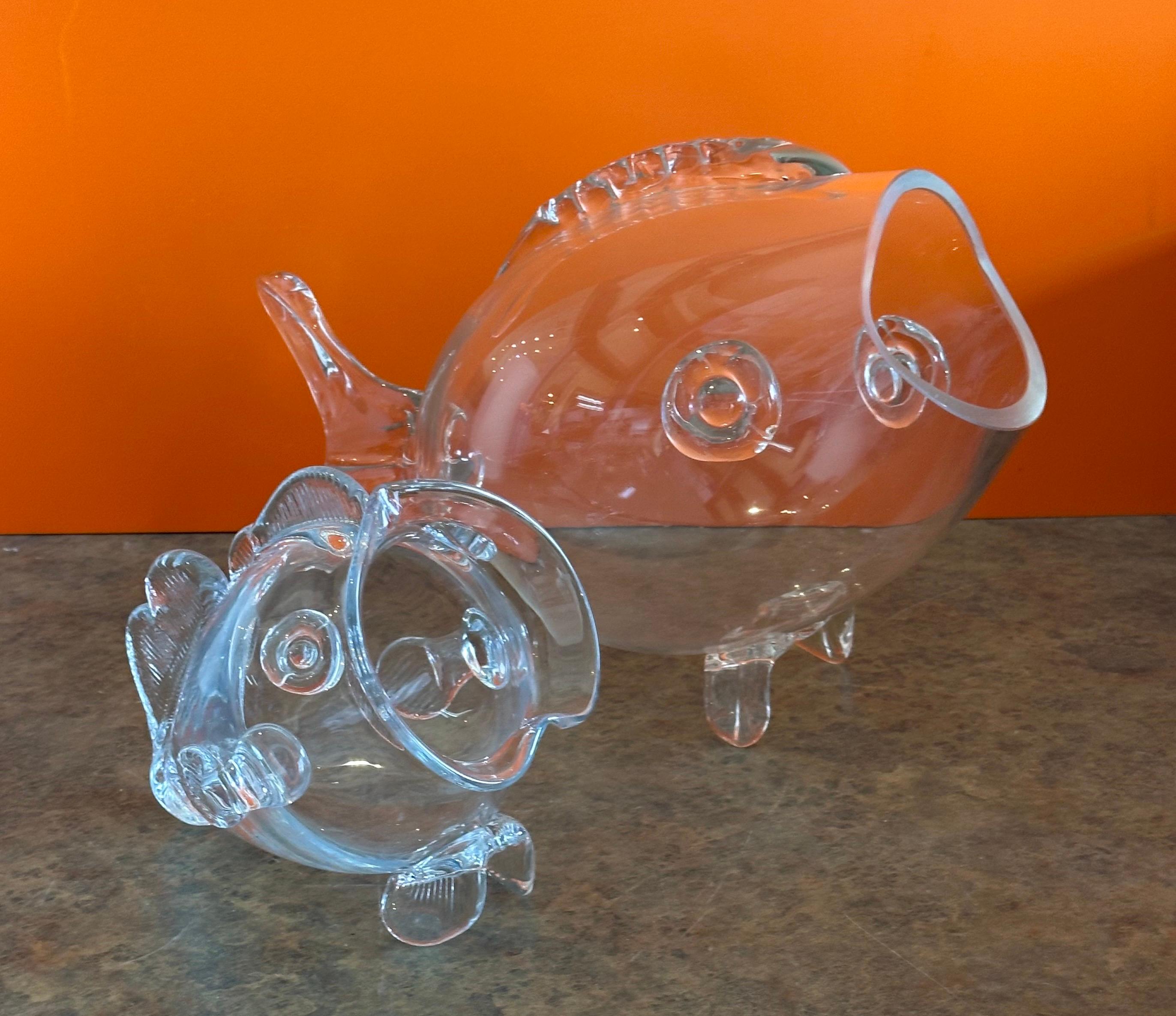 Coppia di vasi a forma di pesce in vetro trasparente della metà del secolo scorso nello stile di Blenko Glass In condizioni buone in vendita a San Diego, CA