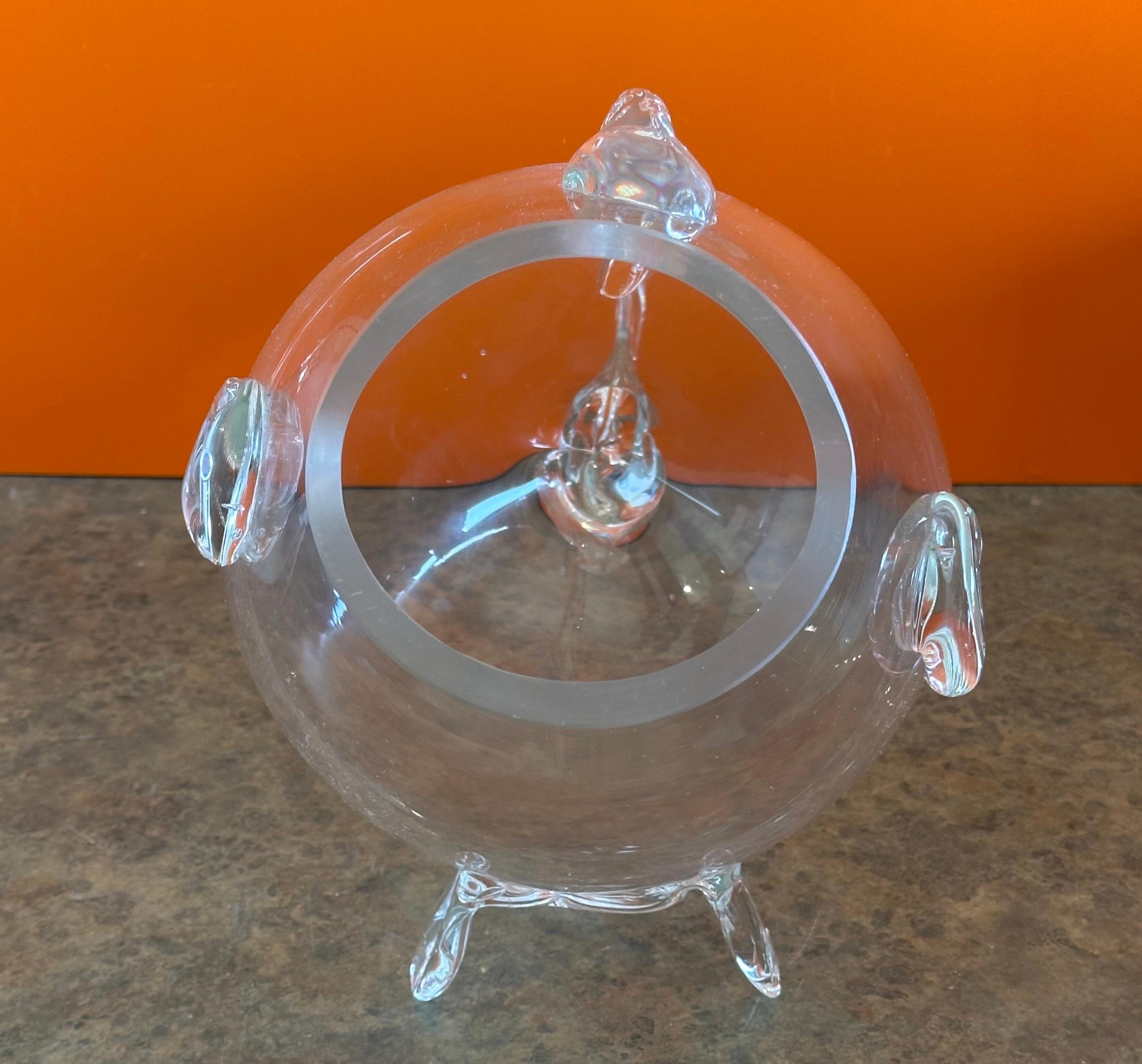 XX secolo Coppia di vasi a forma di pesce in vetro trasparente della metà del secolo scorso nello stile di Blenko Glass in vendita
