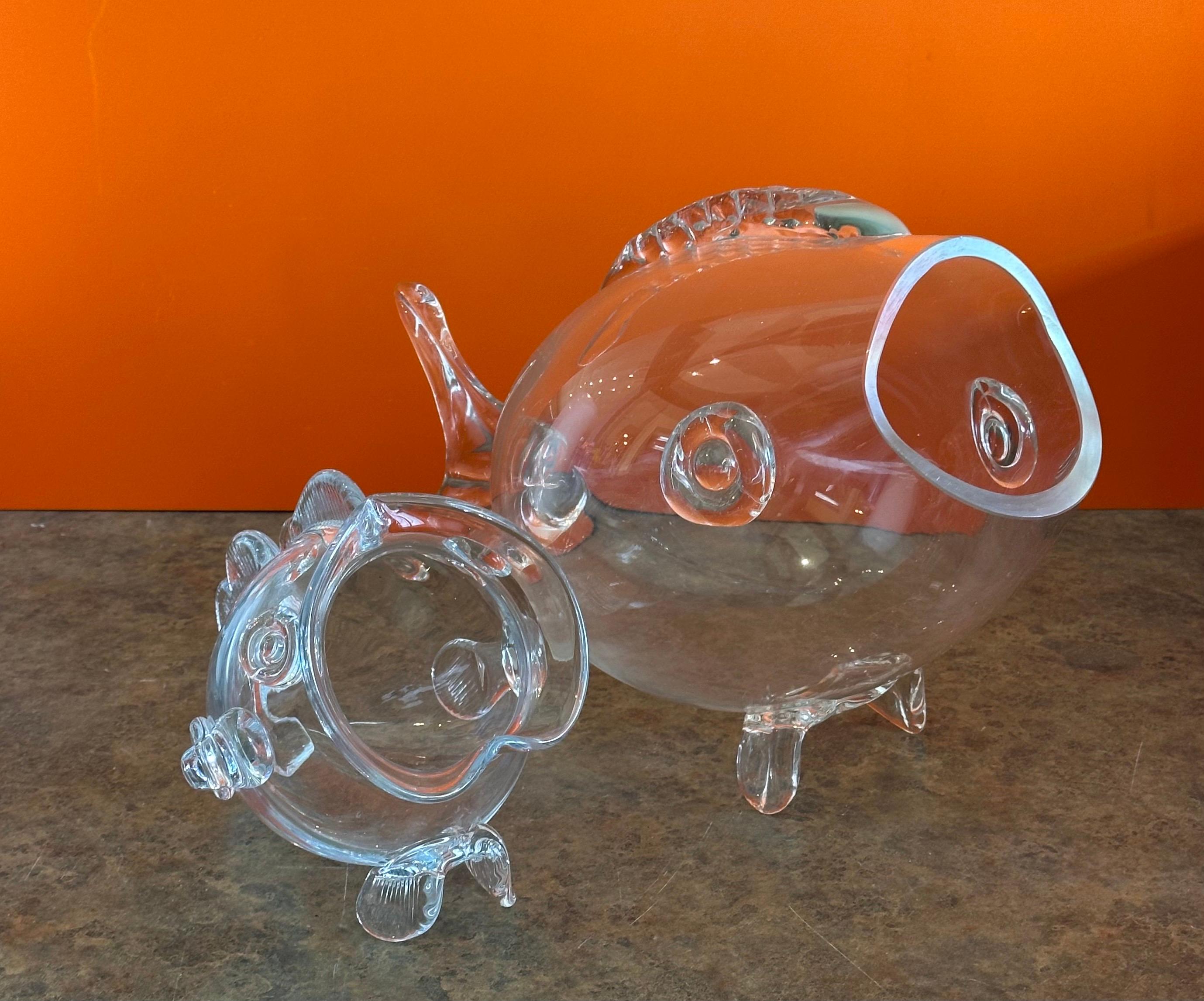 Coppia di vasi a forma di pesce in vetro trasparente della metà del secolo scorso nello stile di Blenko Glass in vendita 1