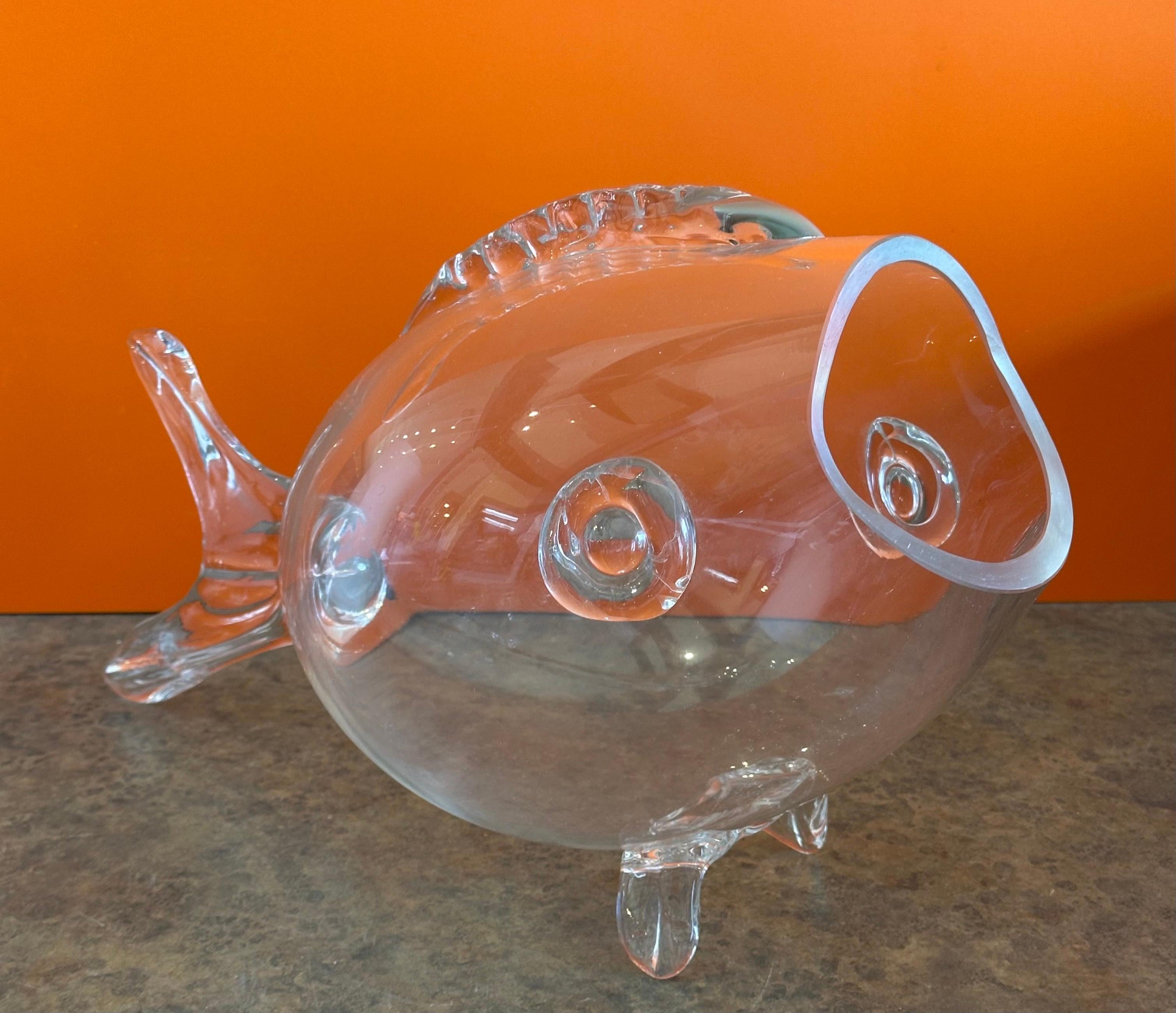 Coppia di vasi a forma di pesce in vetro trasparente della metà del secolo scorso nello stile di Blenko Glass in vendita 2
