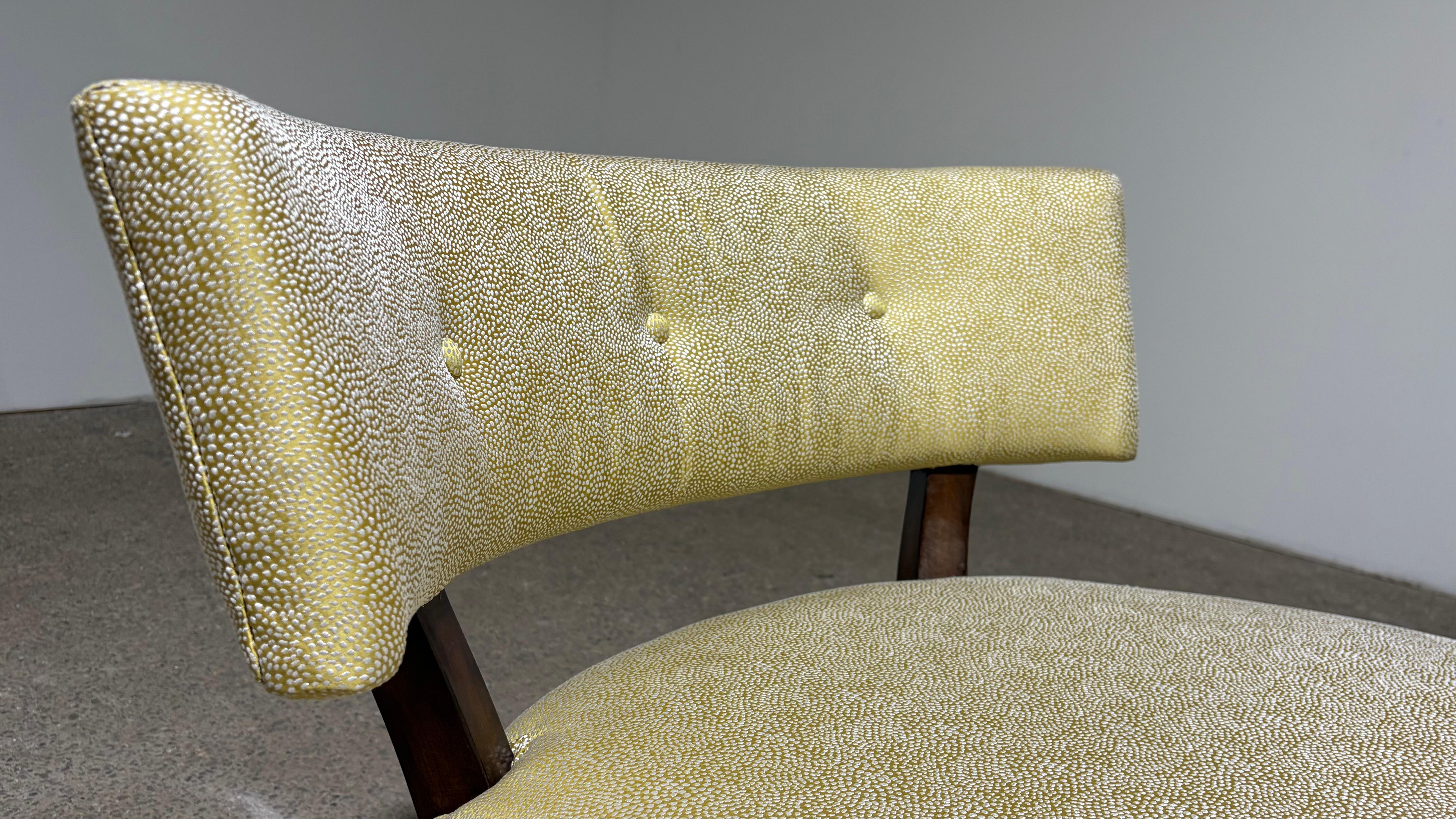 Deux chaises basses design légèrement surdimensionnées avec dossier et pieds ouverts. De la part du designer et fabricant de luxe A Rudin. Le Label est présent. 

Très confortable et parfait pour un intérieur de style mid century.

Tissu robuste,