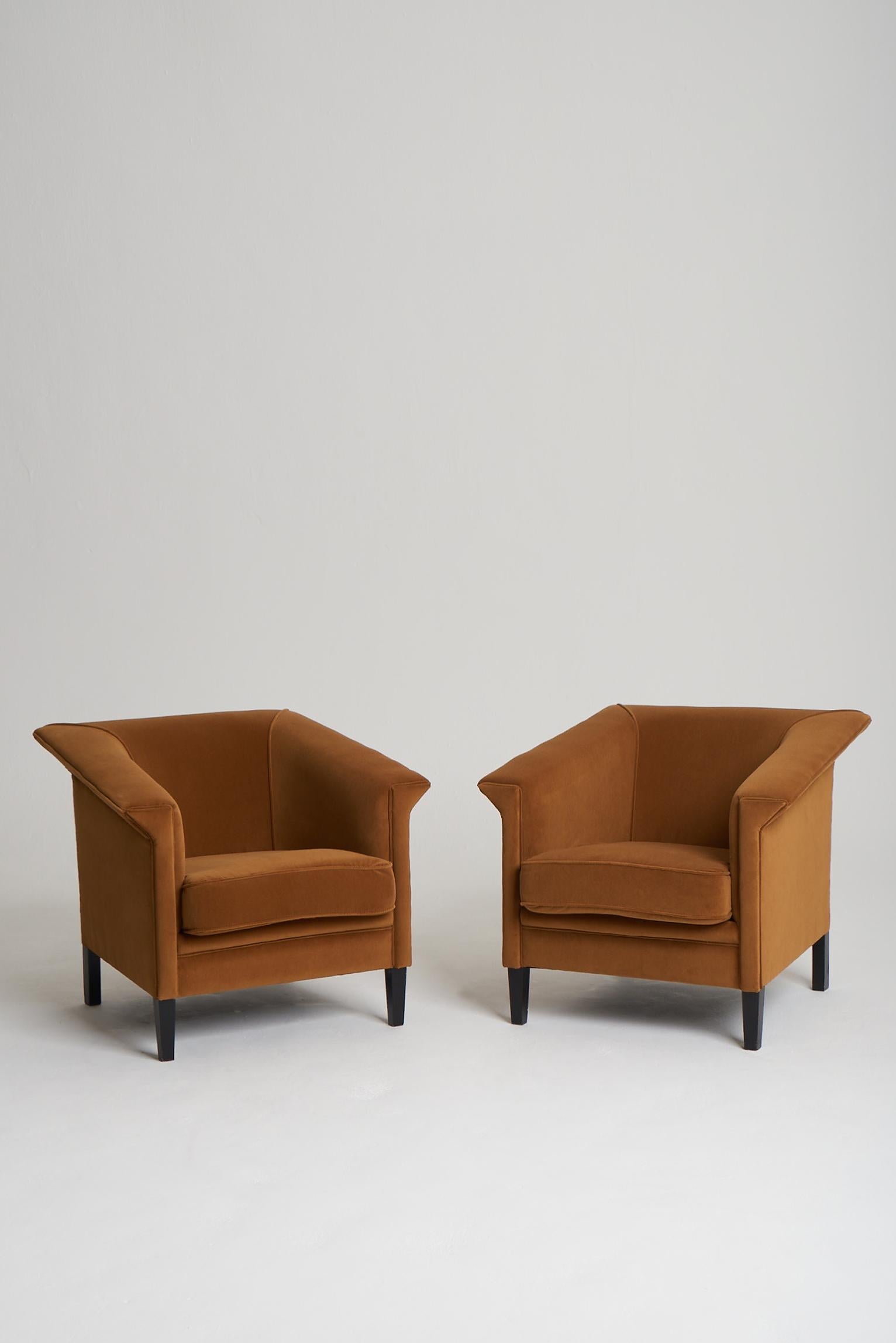 A pair of club chairs, upholstered in mustard velvet.
France, mid 20th century.