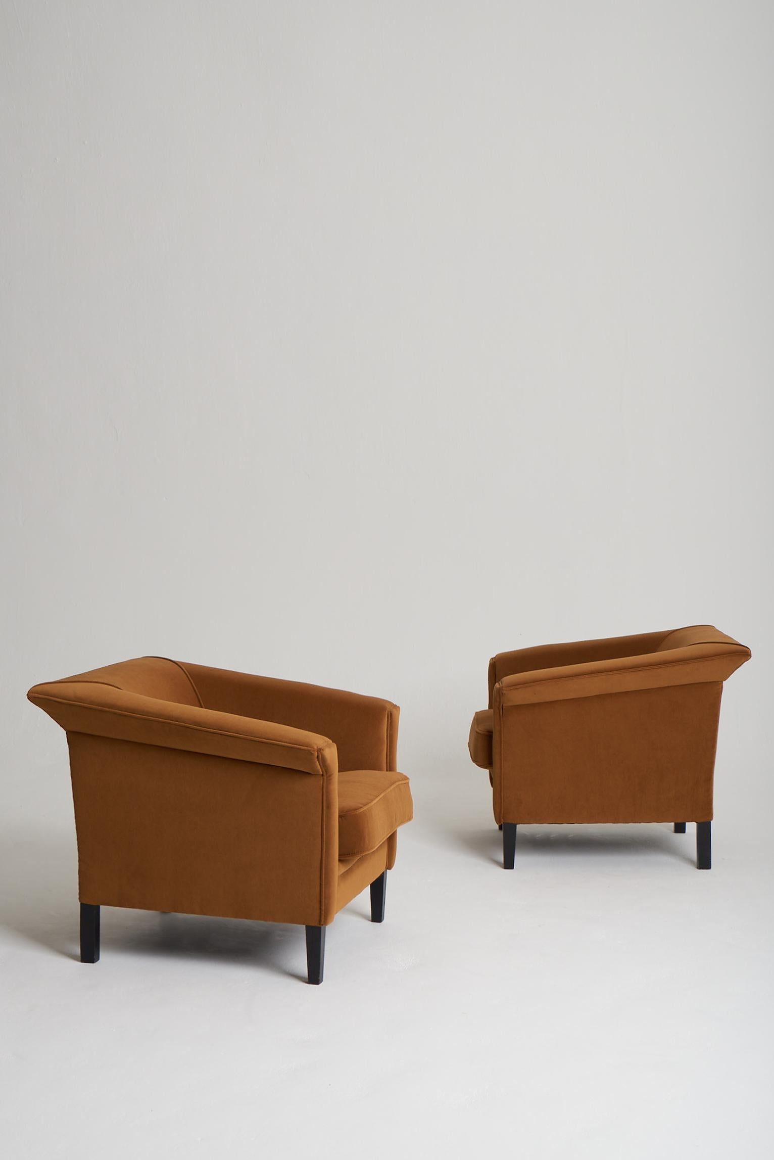 Mid-Century Modern Pair of Mid-Century Club Chairs