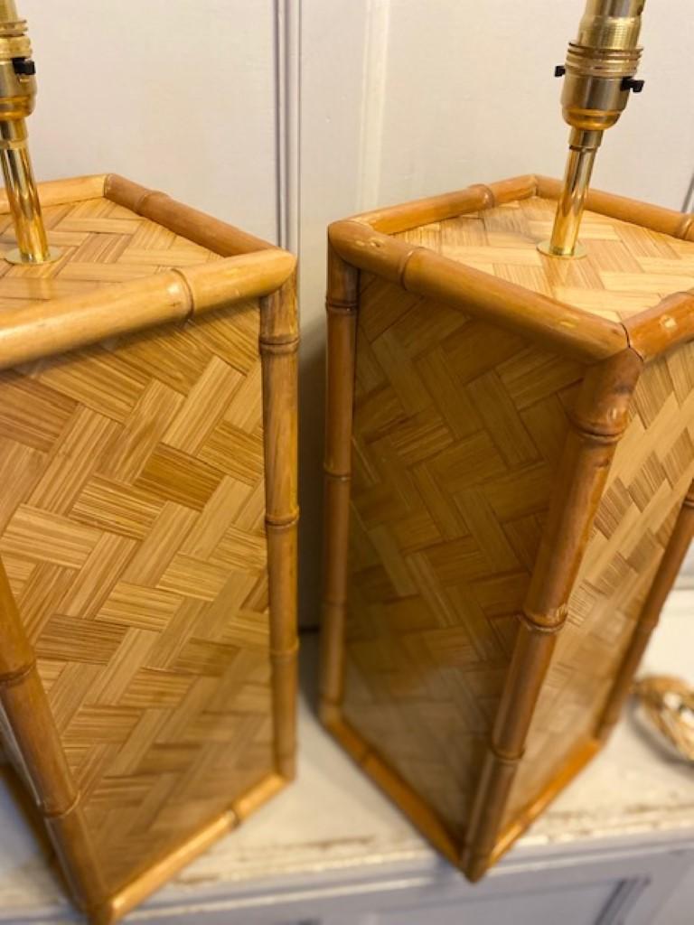 Mid-Century Modern Paire de lampes de bureau carrées en rotin de style côtier du milieu du siècle dernier, américaine, 1970 en vente