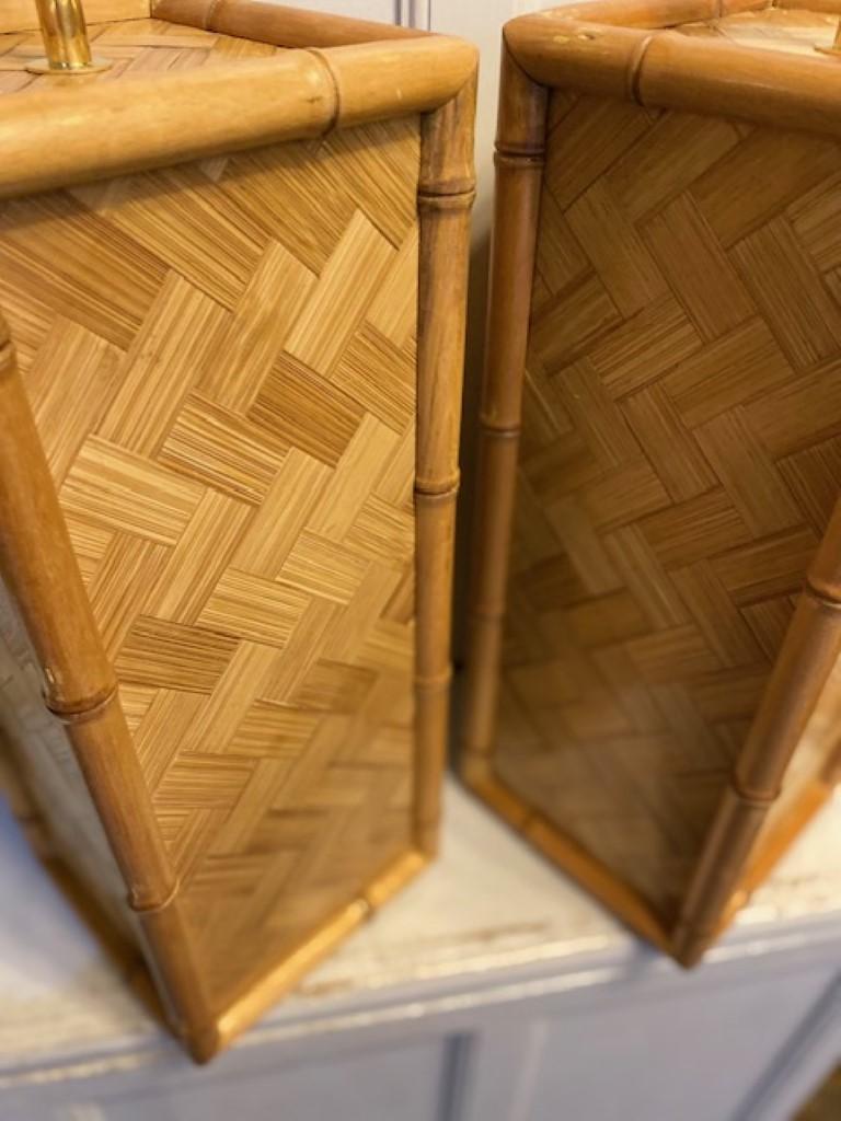 Rotin Paire de lampes de bureau carrées en rotin de style côtier du milieu du siècle dernier, américaine, 1970 en vente