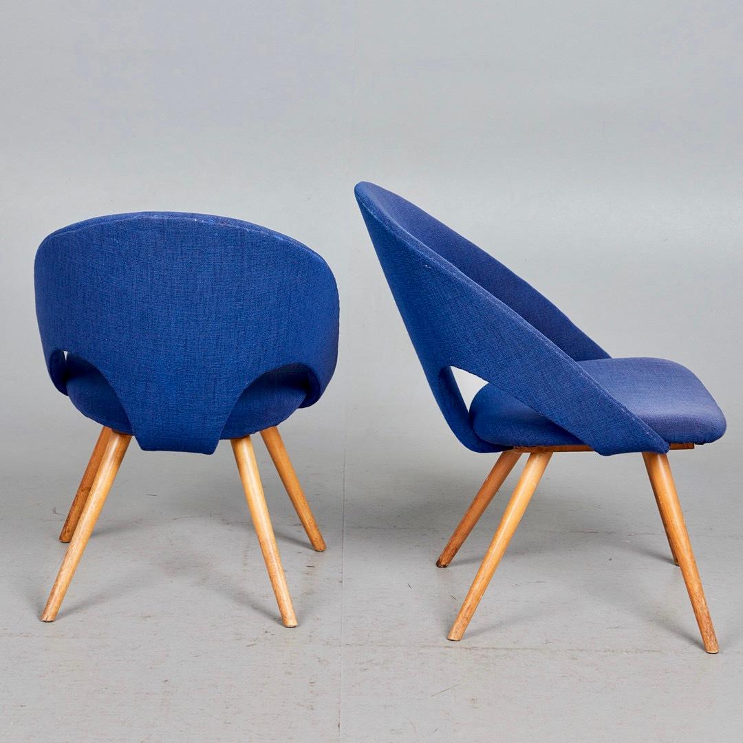 Rare pair of easy chair /cocktail chairs designed by Eddie Harlis for Thonet in 1953. This semi-armchair has only been produced from 1955 to 1959. The peer-shaped wooden backrest has been upholstered in a deep blue colored fabric. 
 H.75cm, seat