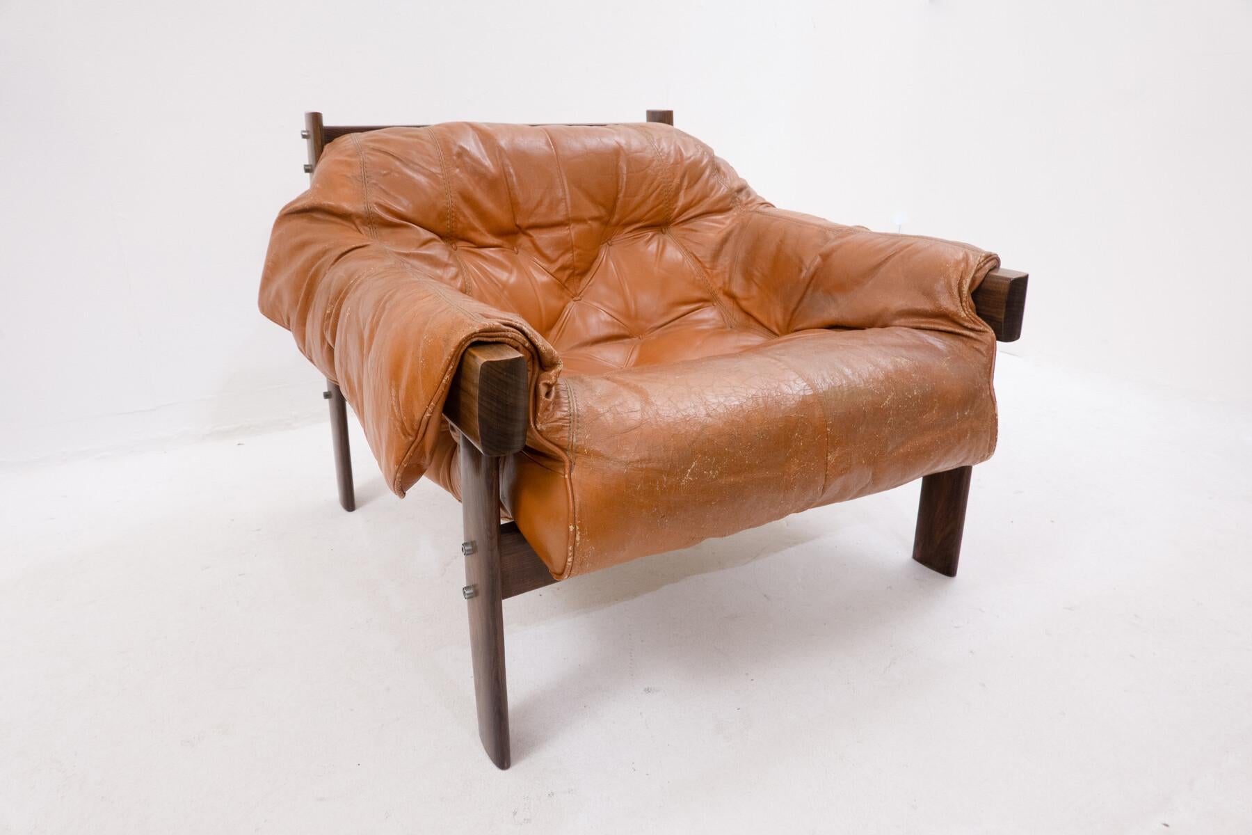 Brazilian Pair of Mid-Century Cognac Leather and Wood Lounge Chairs by Percival Lafer