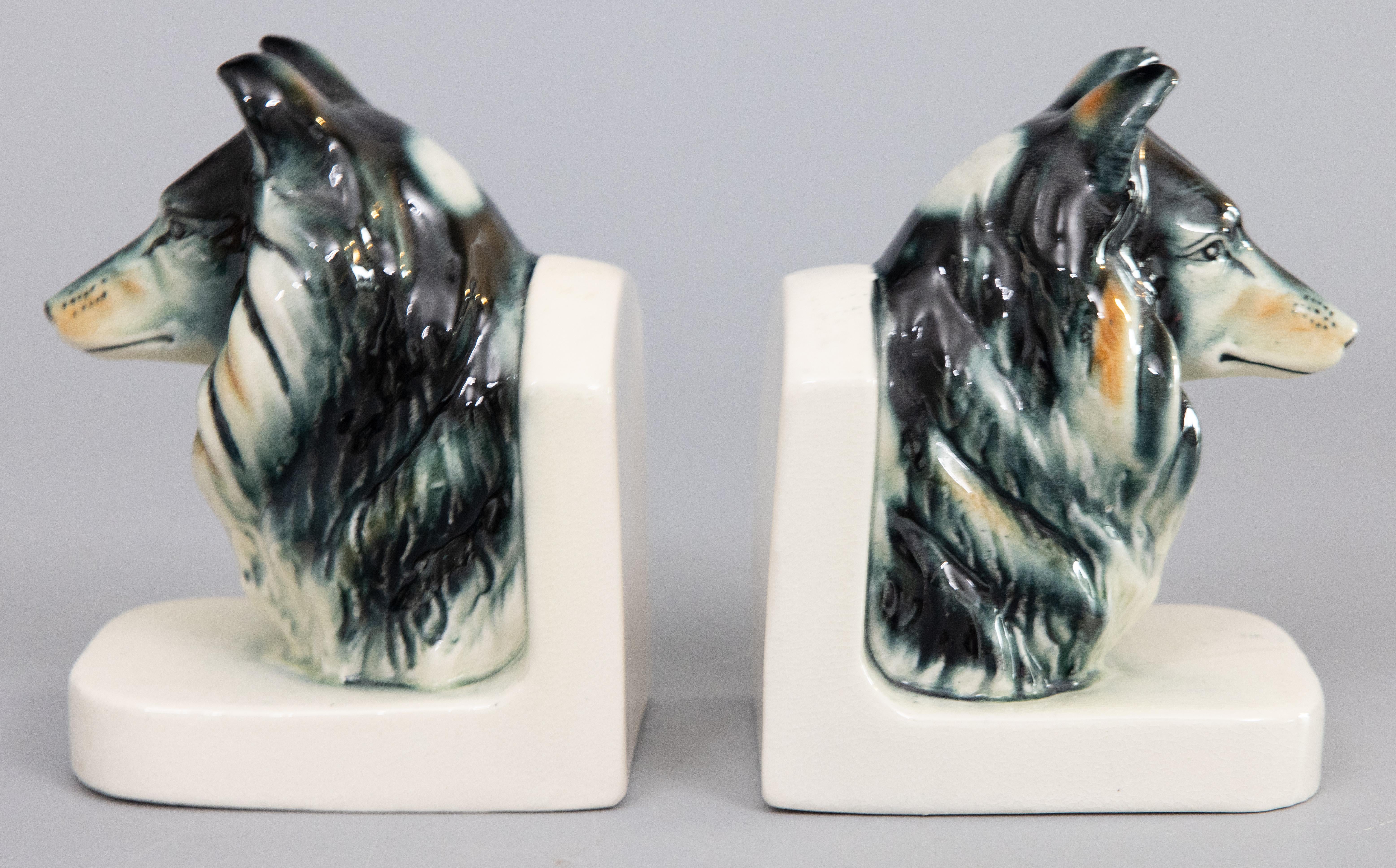 Un'affascinante coppia di fermalibri in ceramica smaltata di metà secolo per cani collie. Sarebbero bellissimi esposti su uno scaffale o su una scrivania. Questi dolci cani sono dipinti a mano con dettagli raffinati e meravigliose espressioni