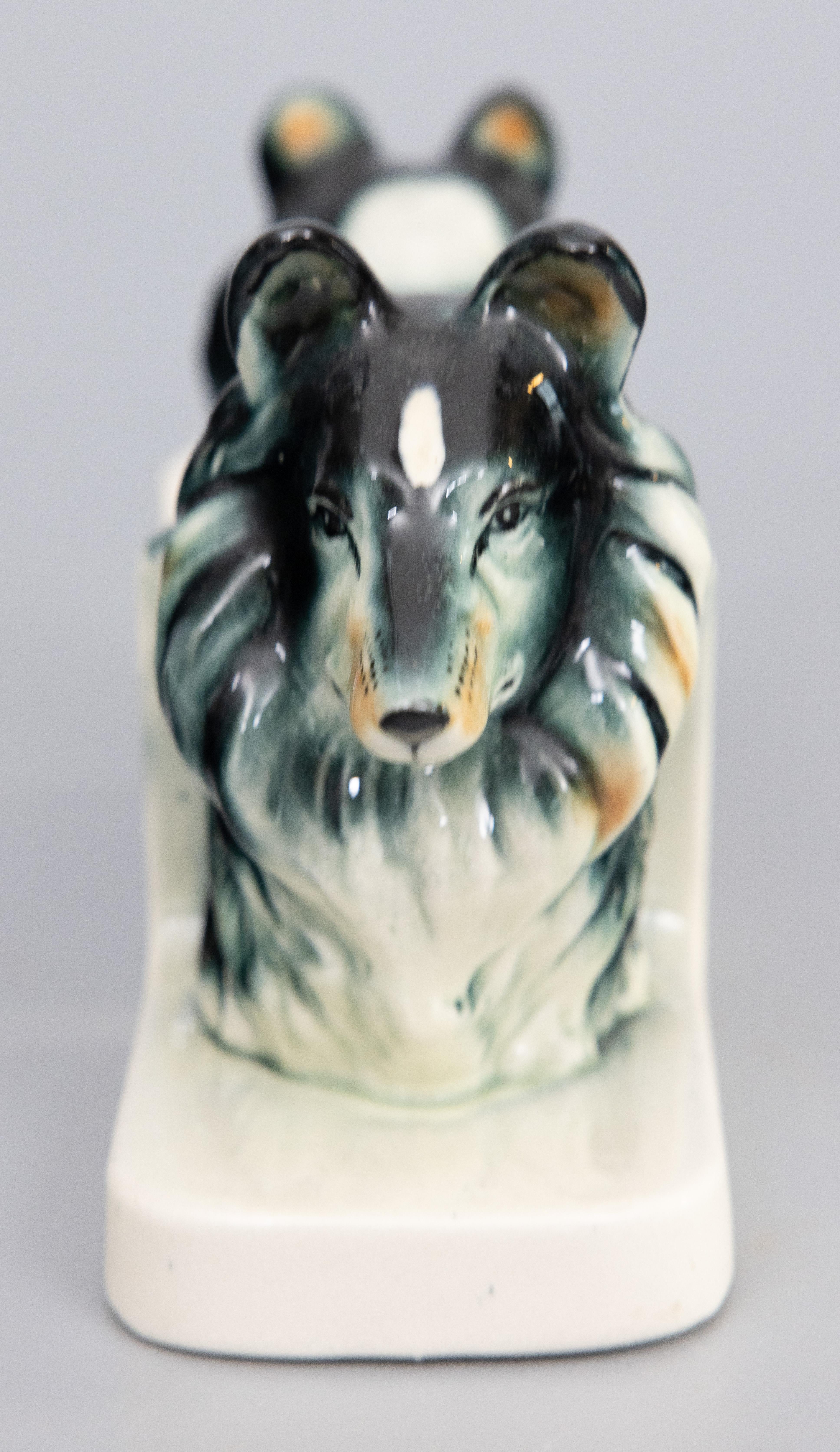 Americano Coppia di reggilibri in ceramica con cani di razza Colli del metà del secolo scorso in vendita