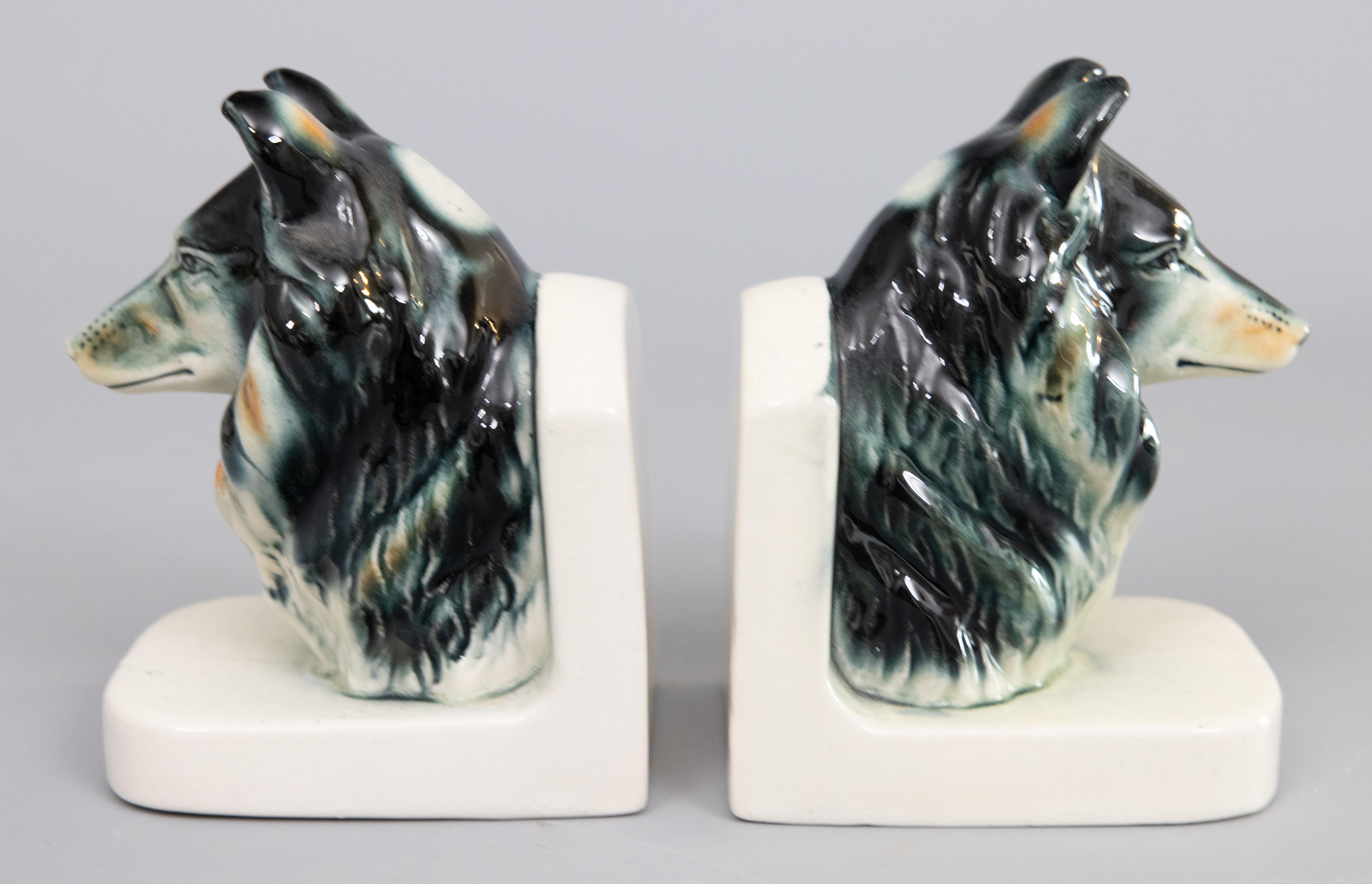 Smaltato Coppia di reggilibri in ceramica con cani di razza Colli del metà del secolo scorso in vendita