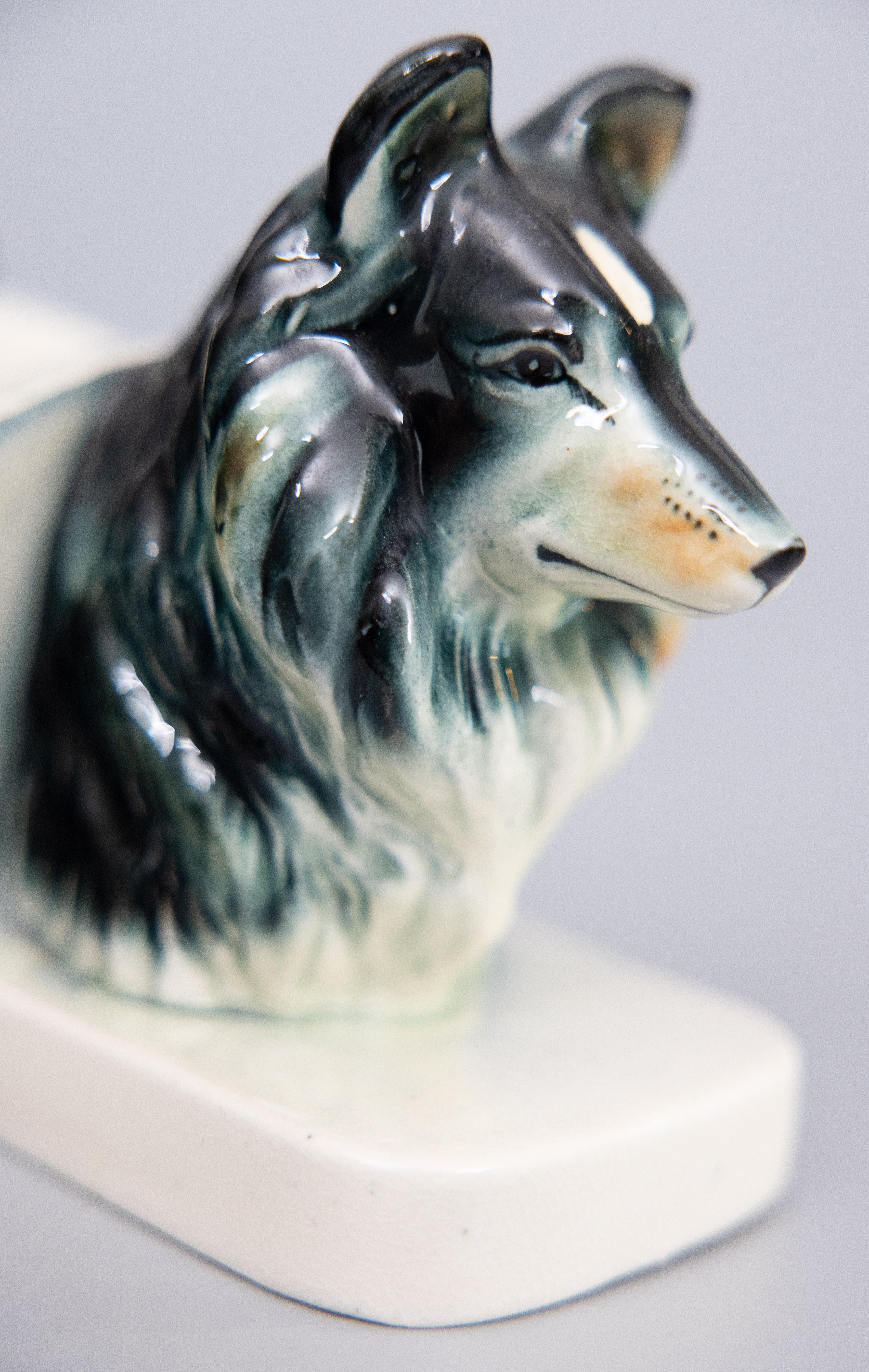 Ceramica Coppia di reggilibri in ceramica con cani di razza Colli del metà del secolo scorso in vendita