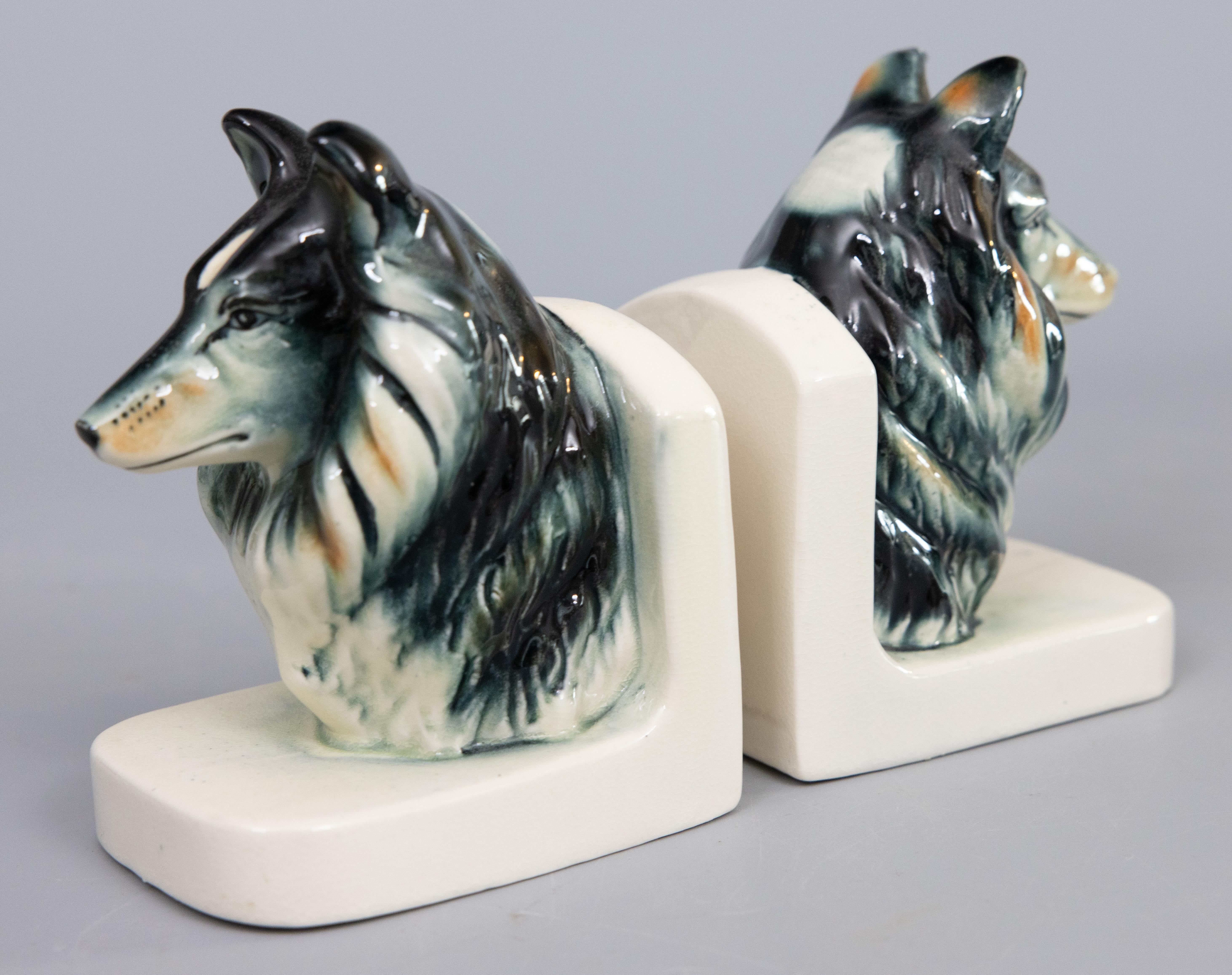 Coppia di reggilibri in ceramica con cani di razza Colli del metà del secolo scorso in vendita 1