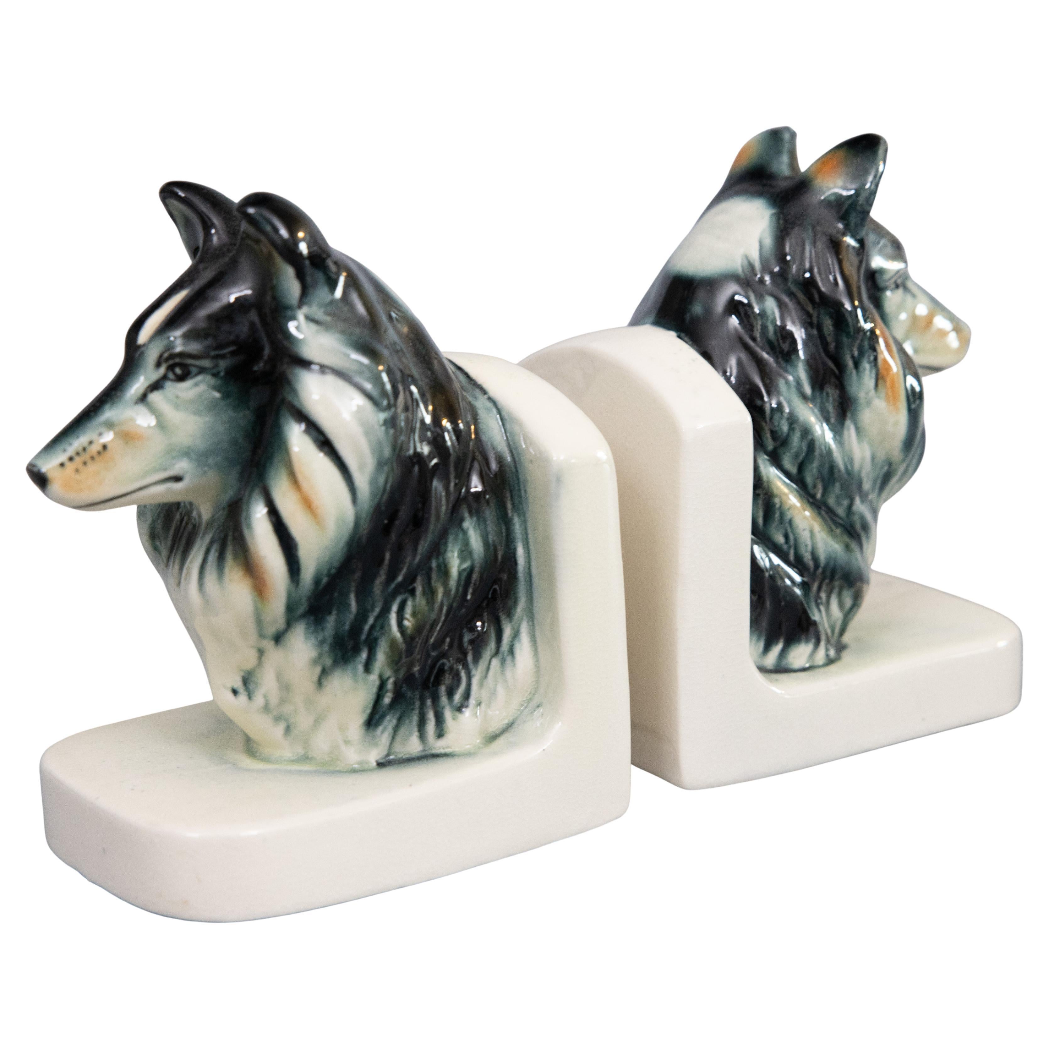 Coppia di reggilibri in ceramica con cani di razza Colli del metà del secolo scorso in vendita