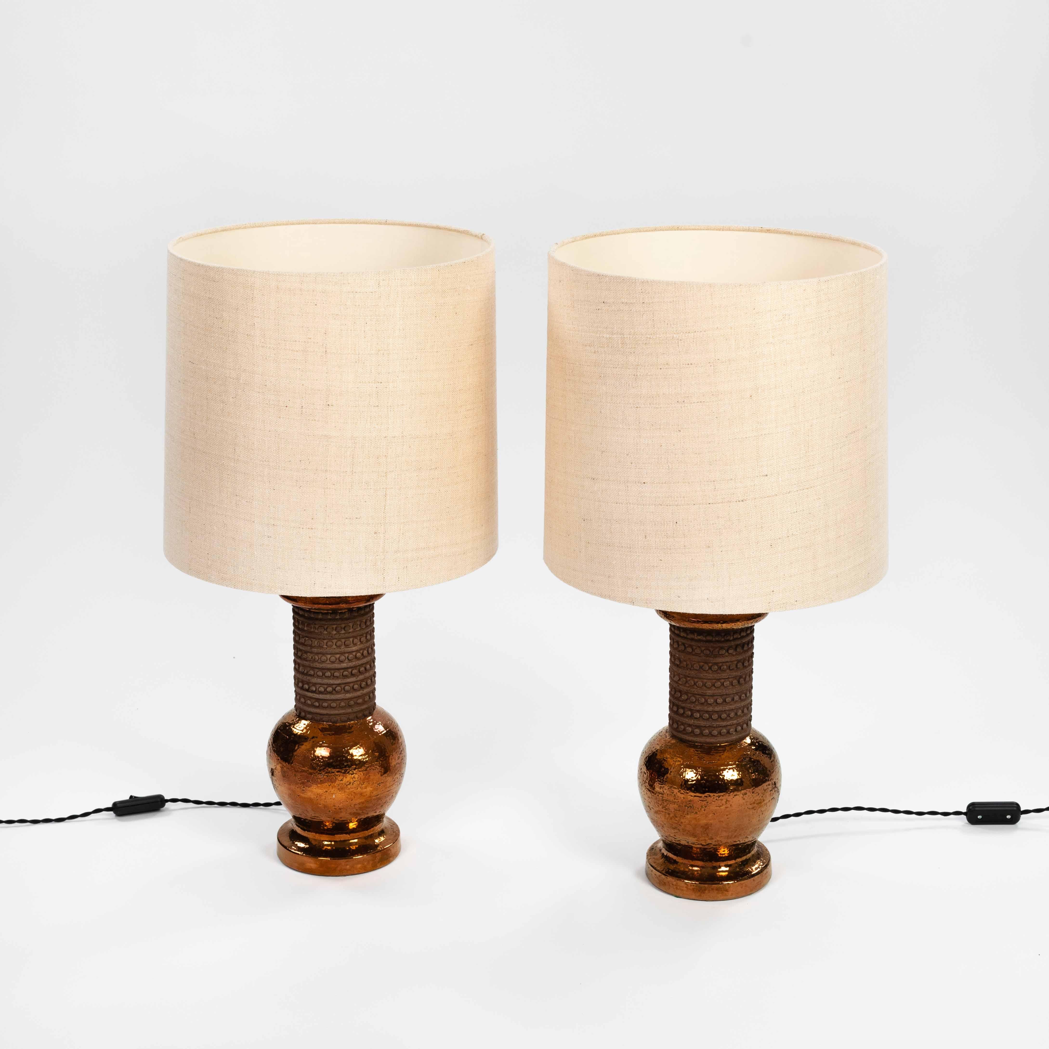 Pareja de lámparas de sobremesa de cerámica color cobre de mediados de siglo firmadas Bergboms Suecia Moderno de mediados de siglo en venta