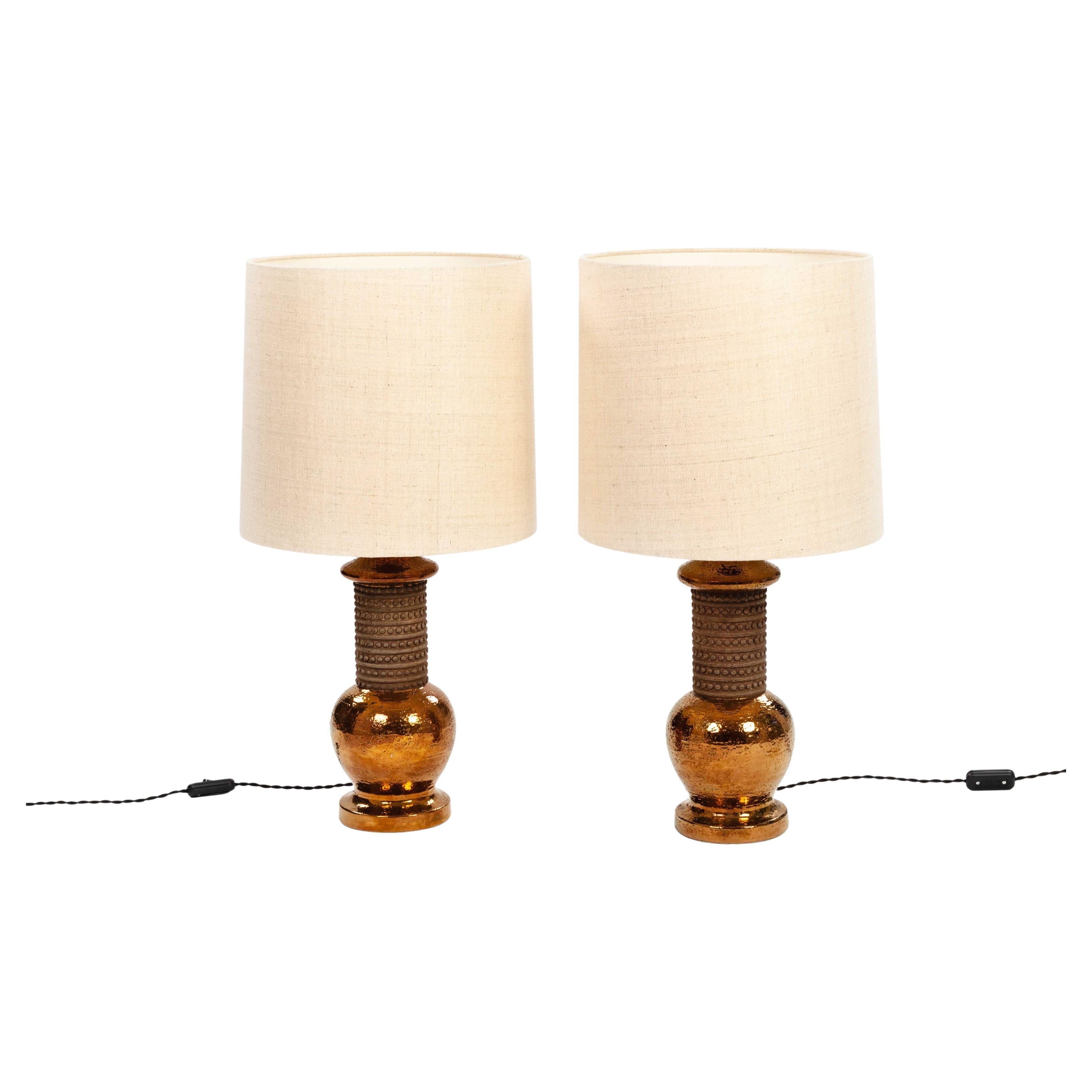 Paire de lampes de bureau en céramique de couleur cuivre du milieu du siècle, signées Bergboms, Suède