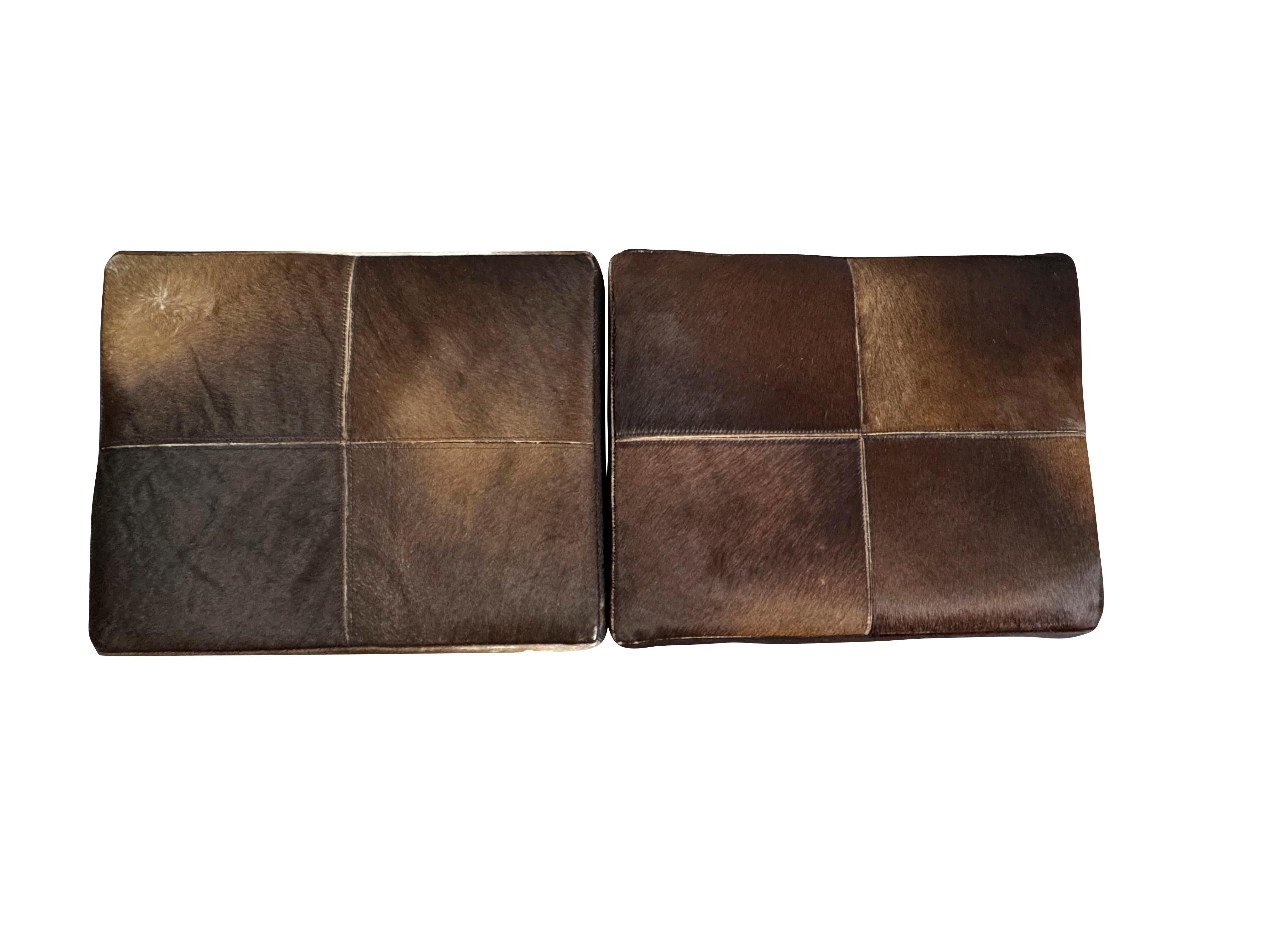 Coppia di panchine in pelle di mucca del Medioevo con base cromata in vendita 3