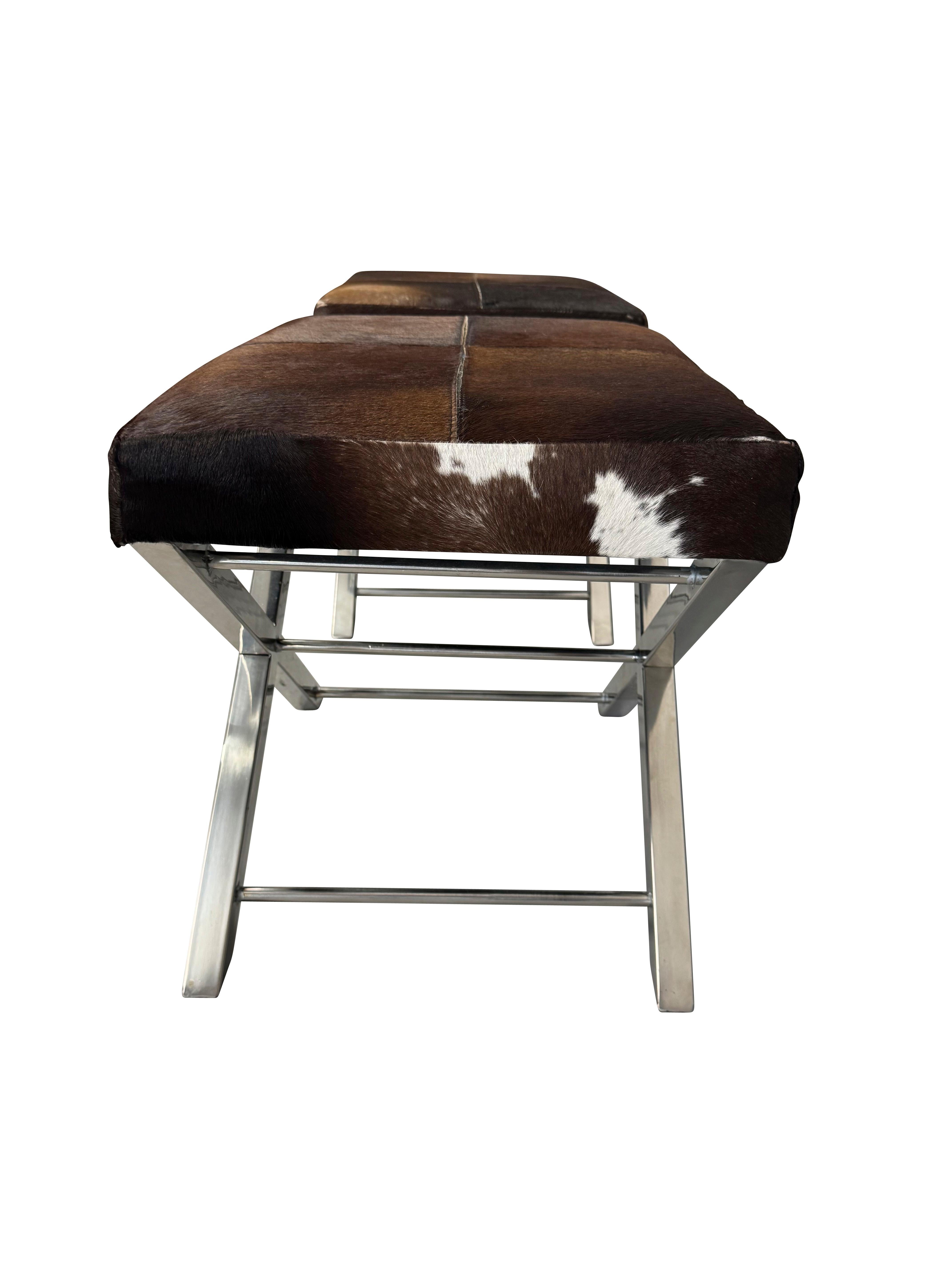 Mid-Century moderno Coppia di panchine in pelle di mucca del Medioevo con base cromata in vendita