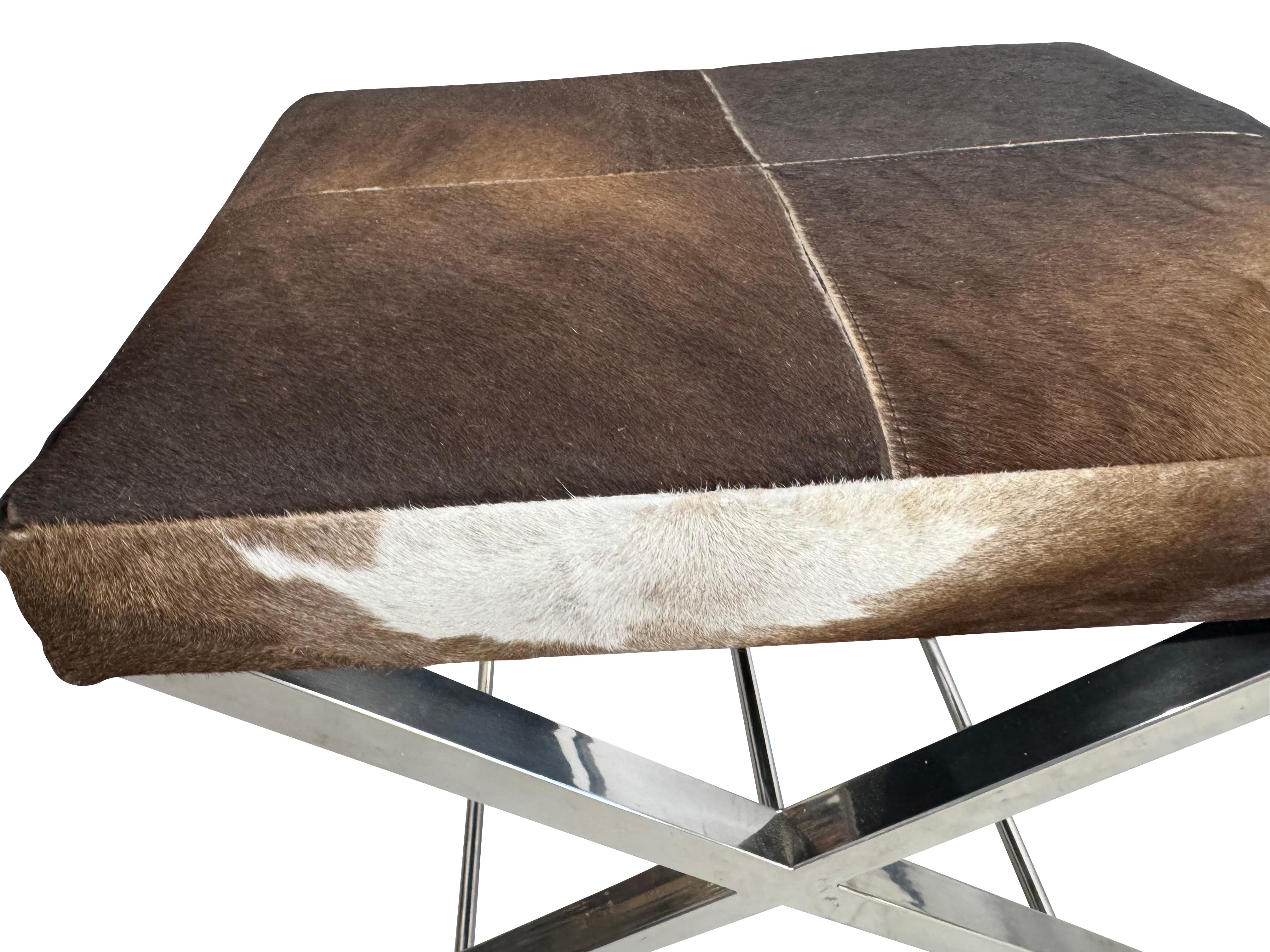 Vacchetta Coppia di panchine in pelle di mucca del Medioevo con base cromata in vendita