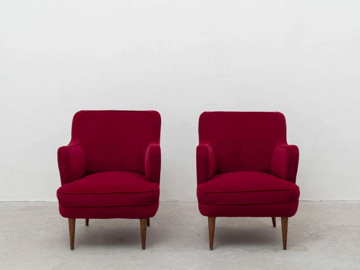 This pair of armchairs was designed by Italian architect Gustavo Pulitzer Finali for Cassina in 1954-1955. Pulitzer Finali, a peer of Gio Ponti, together with Nino Zoncada was one of the most reknown designers for cruise ships interiors in Italy