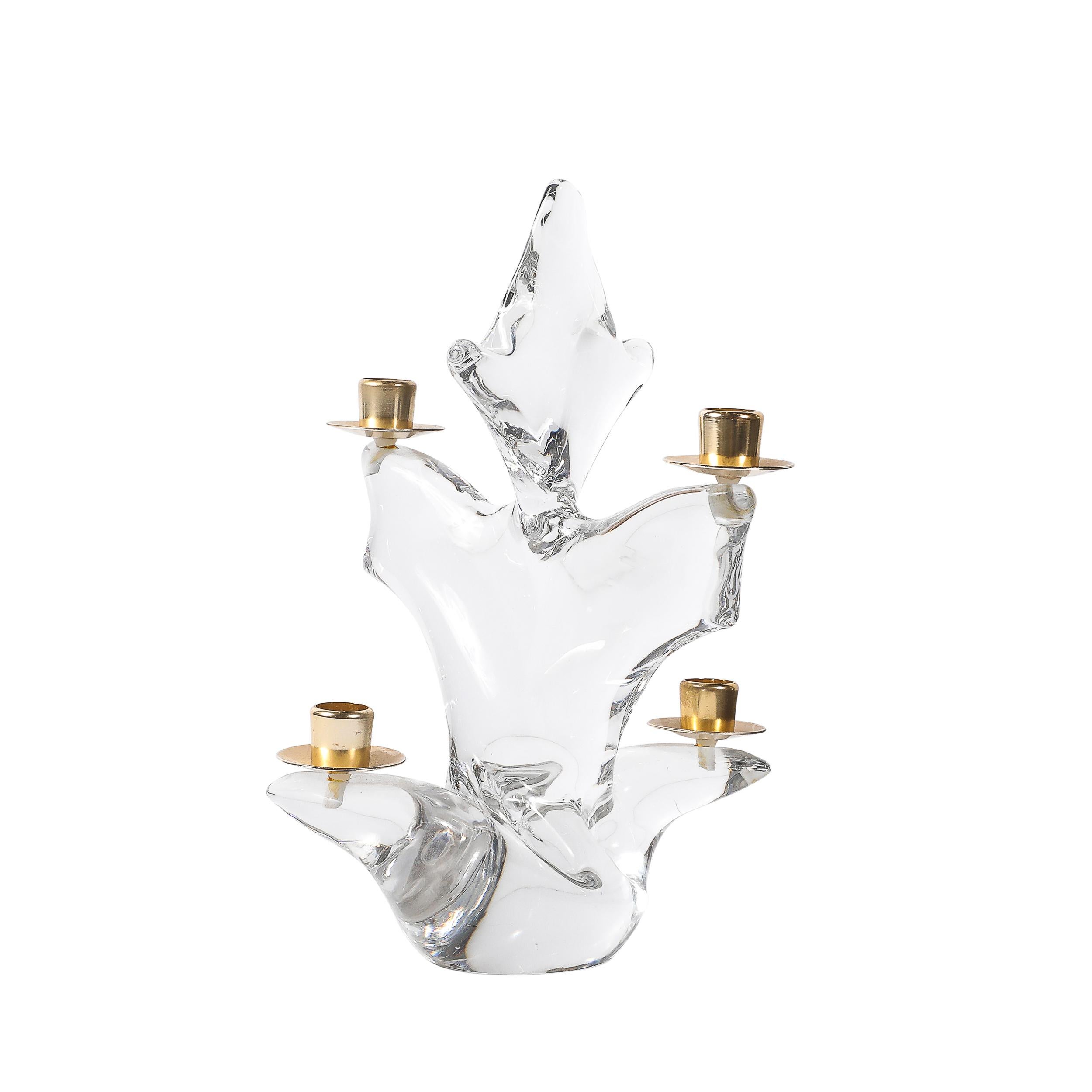 Questa elegante coppia di portacandele Mid-Century Modern, realizzata in Francia intorno al 1950, incarna una raffinatezza senza tempo grazie alla magistrale combinazione di materiali in cristallo e ottone. Disegnati e firmati da Schneider, un