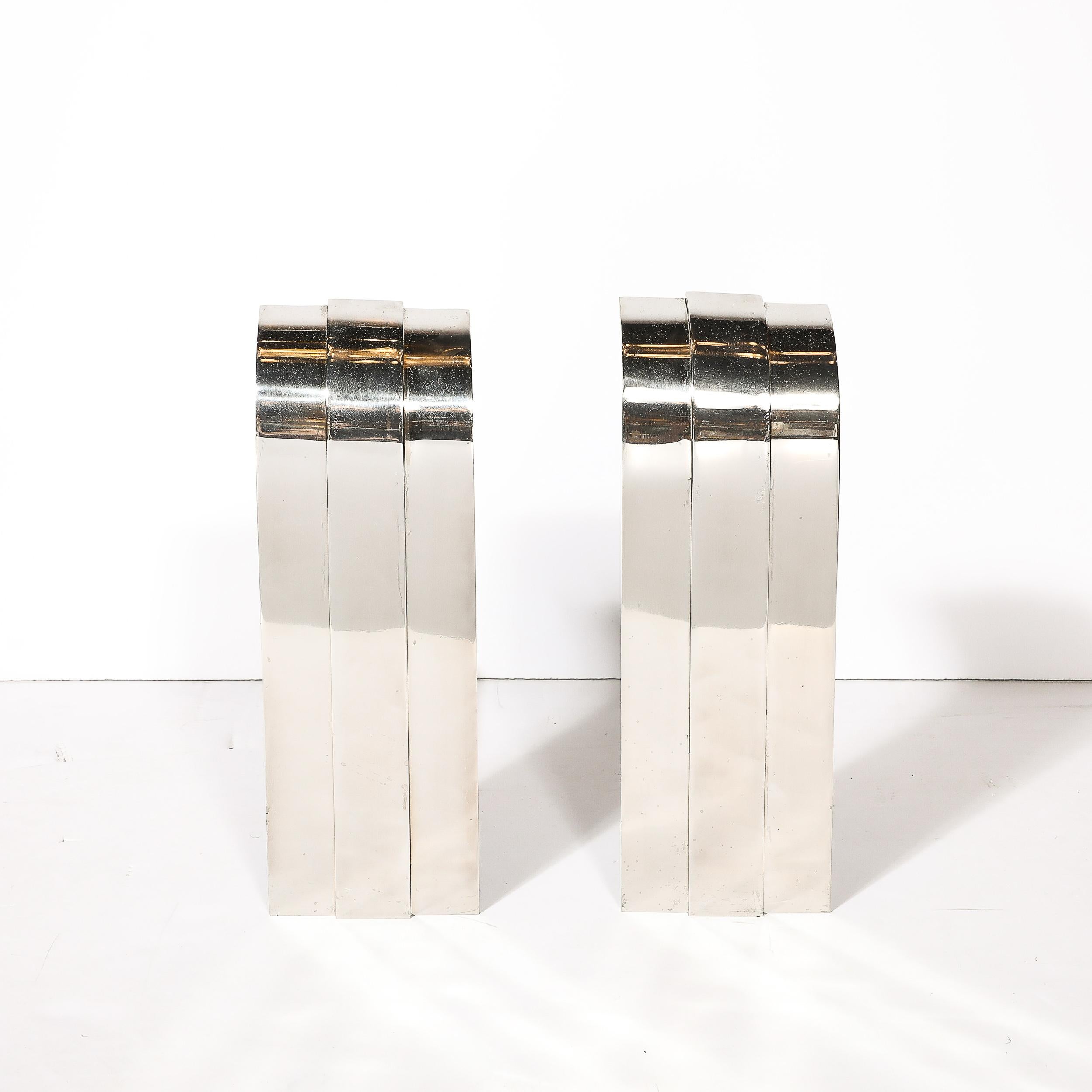 Ein Paar geschwungene Mid-Century-Feuerböcke aus poliertem Nickel mit geschwungener Platte von Danny Alessandro (Moderne der Mitte des Jahrhunderts) im Angebot