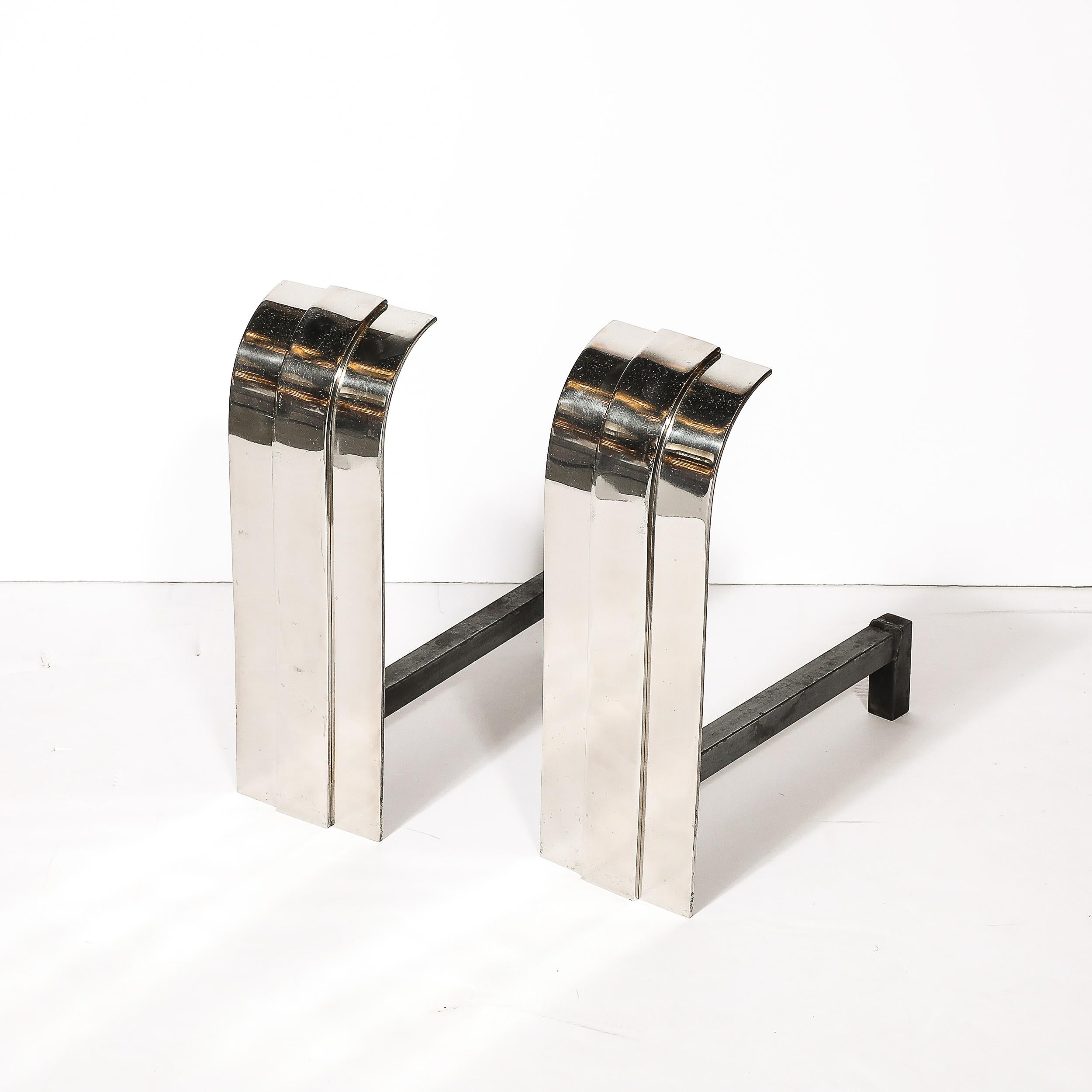 Ein Paar geschwungene Mid-Century-Feuerböcke aus poliertem Nickel mit geschwungener Platte von Danny Alessandro (amerikanisch) im Angebot