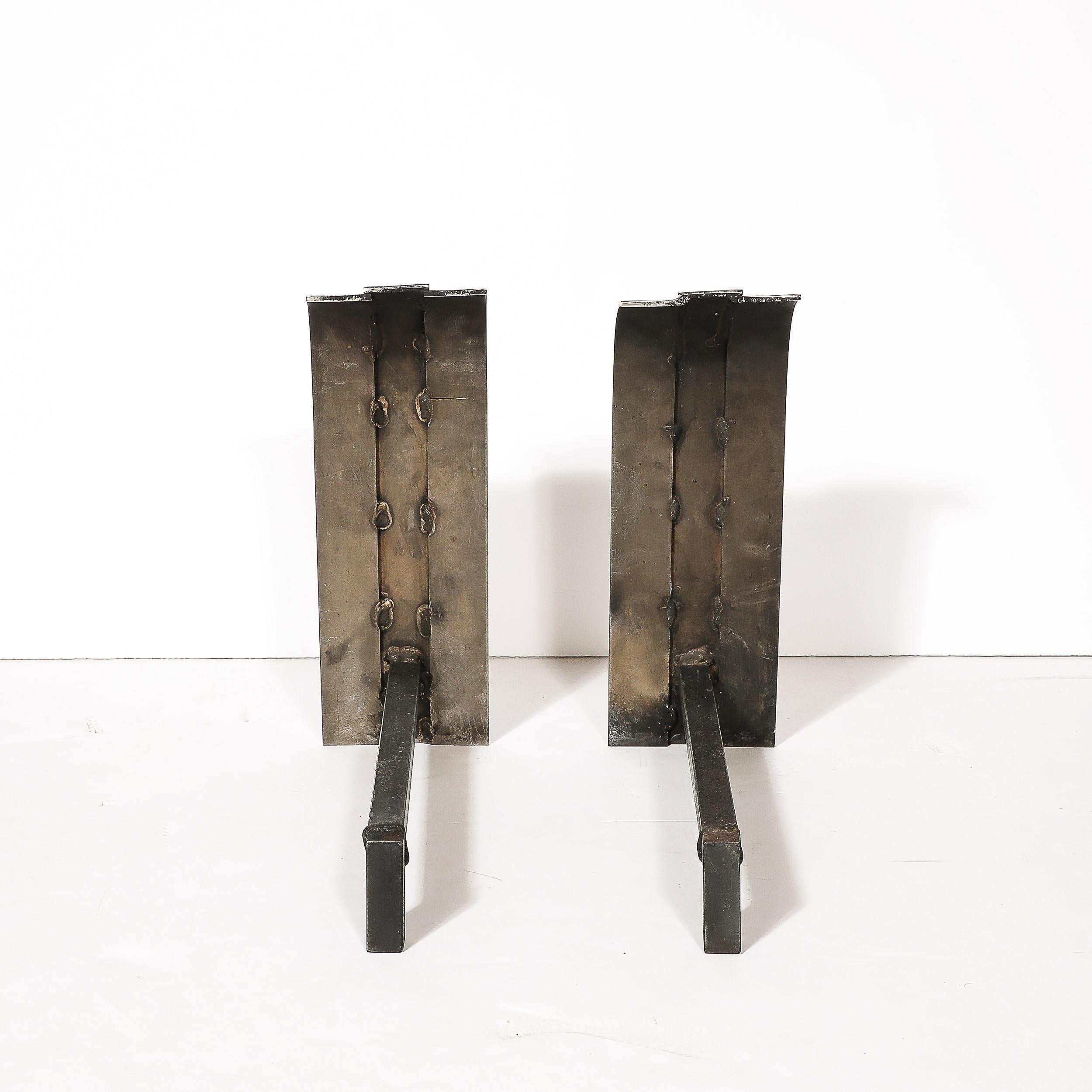 Ein Paar geschwungene Mid-Century-Feuerböcke aus poliertem Nickel mit geschwungener Platte von Danny Alessandro (Ende des 20. Jahrhunderts) im Angebot