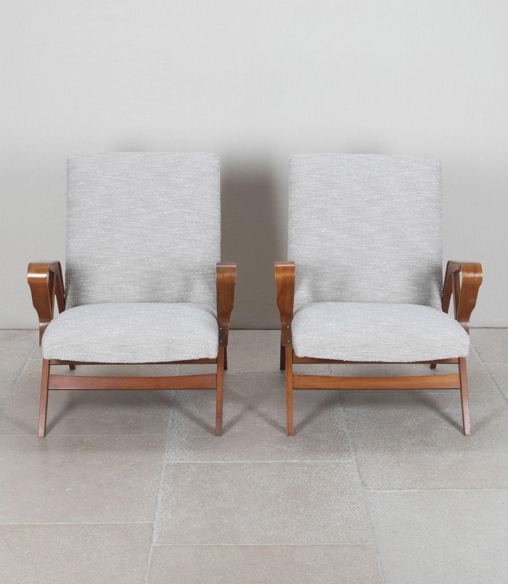 Mid-Century Modern Pair of Mid-Century Czech Armchairs en vente