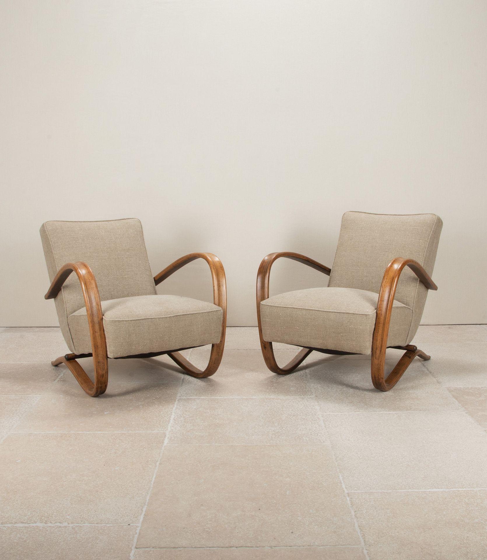 Paar Sessel im Stil H269 des tschechischen Designers Jindrich Halabala aus der Mitte des 20. Jahrhunderts. 
Immer schwieriger zu beschaffen: Bugholzsessel mit Eichengestell. Vollständig neu gepolstert und mit einem einfachen Leinenbezug
