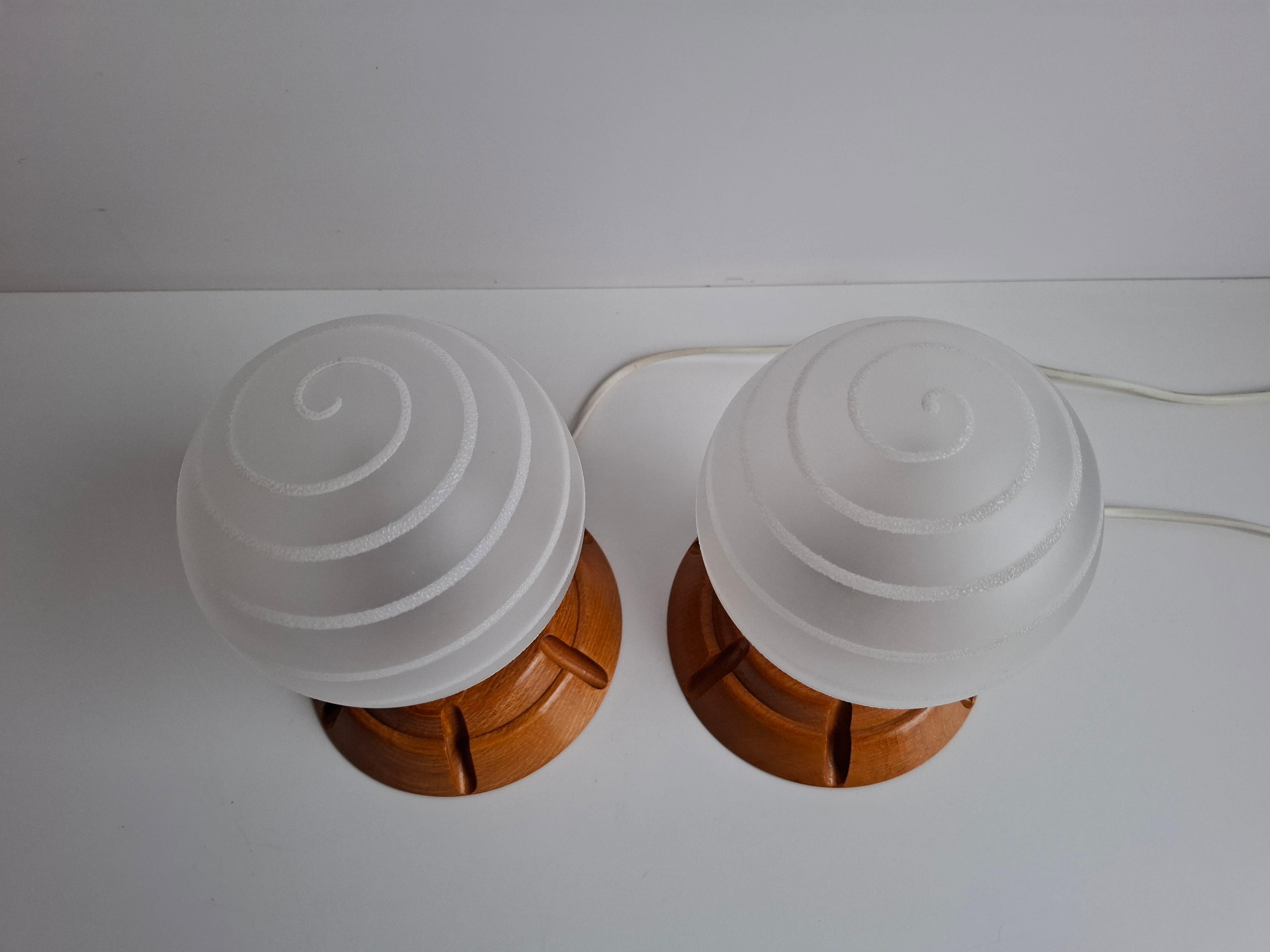 Paire de lampes de table en bois tchèque et verre dépoli du milieu du siècle, 1990 en vente 3