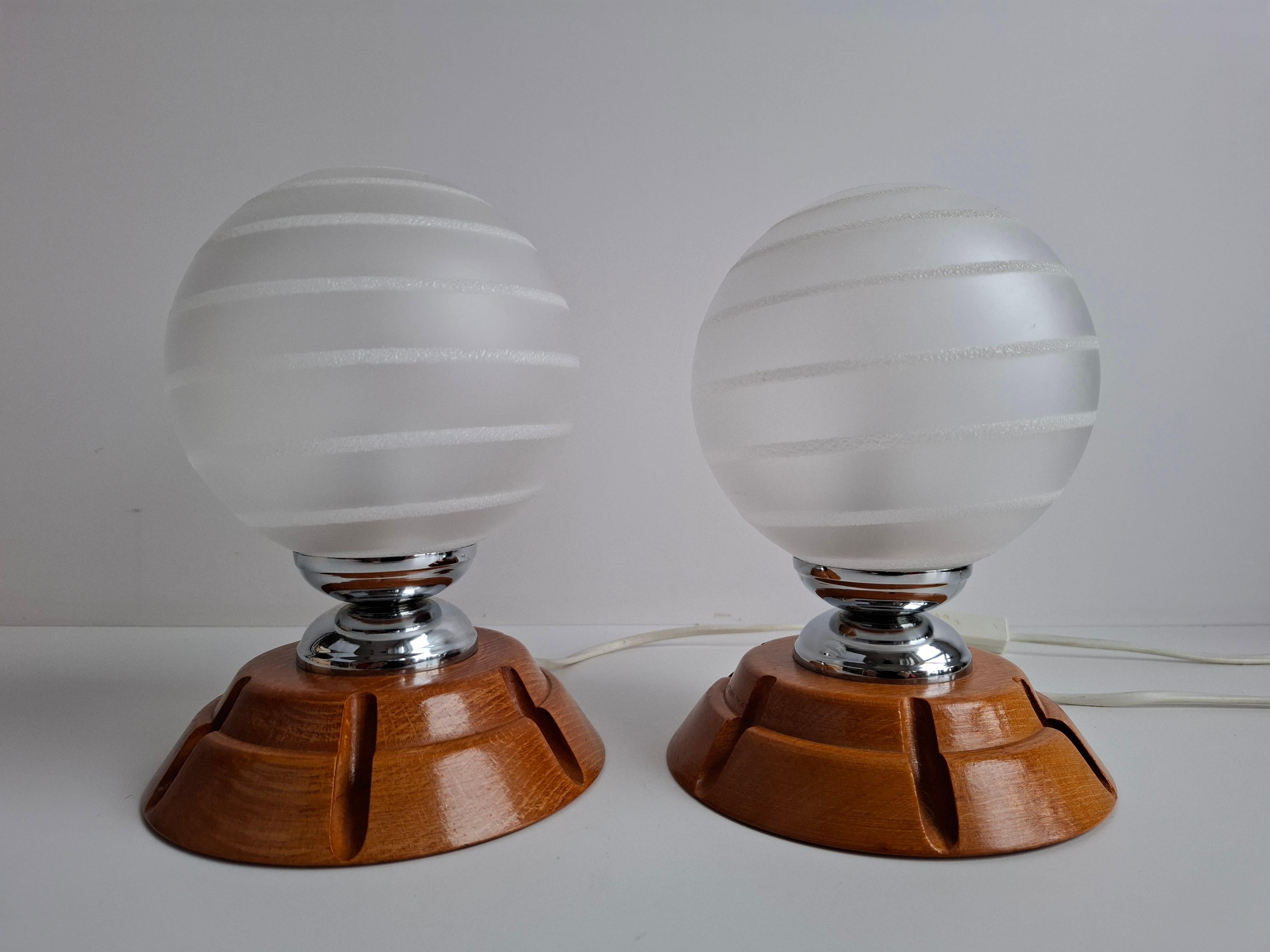 Paire de lampes de table en bois tchèque et verre dépoli du milieu du siècle, 1990 en vente 4