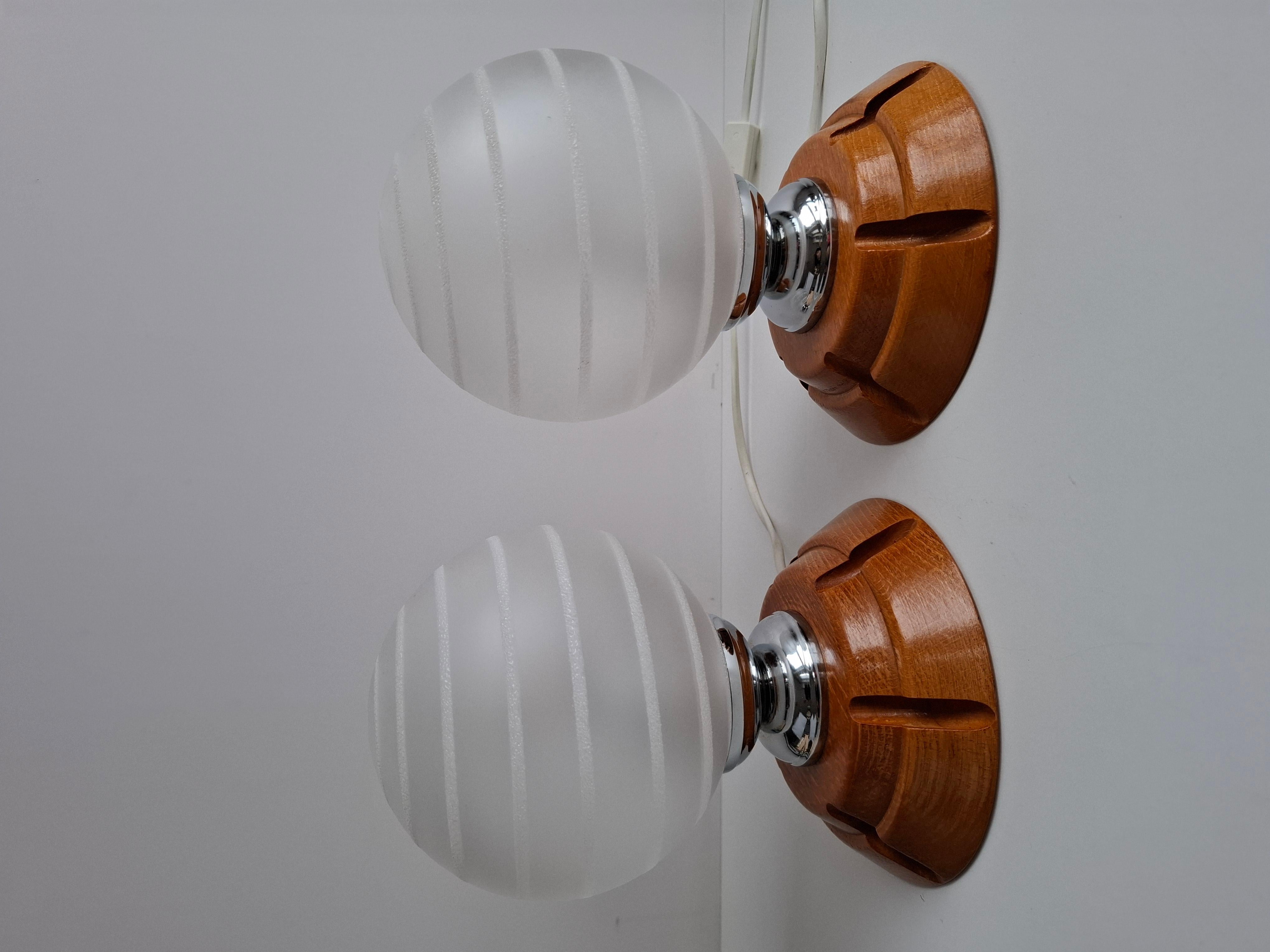 Paire de lampes de table en bois tchèque et verre dépoli du milieu du siècle, 1990 en vente 5