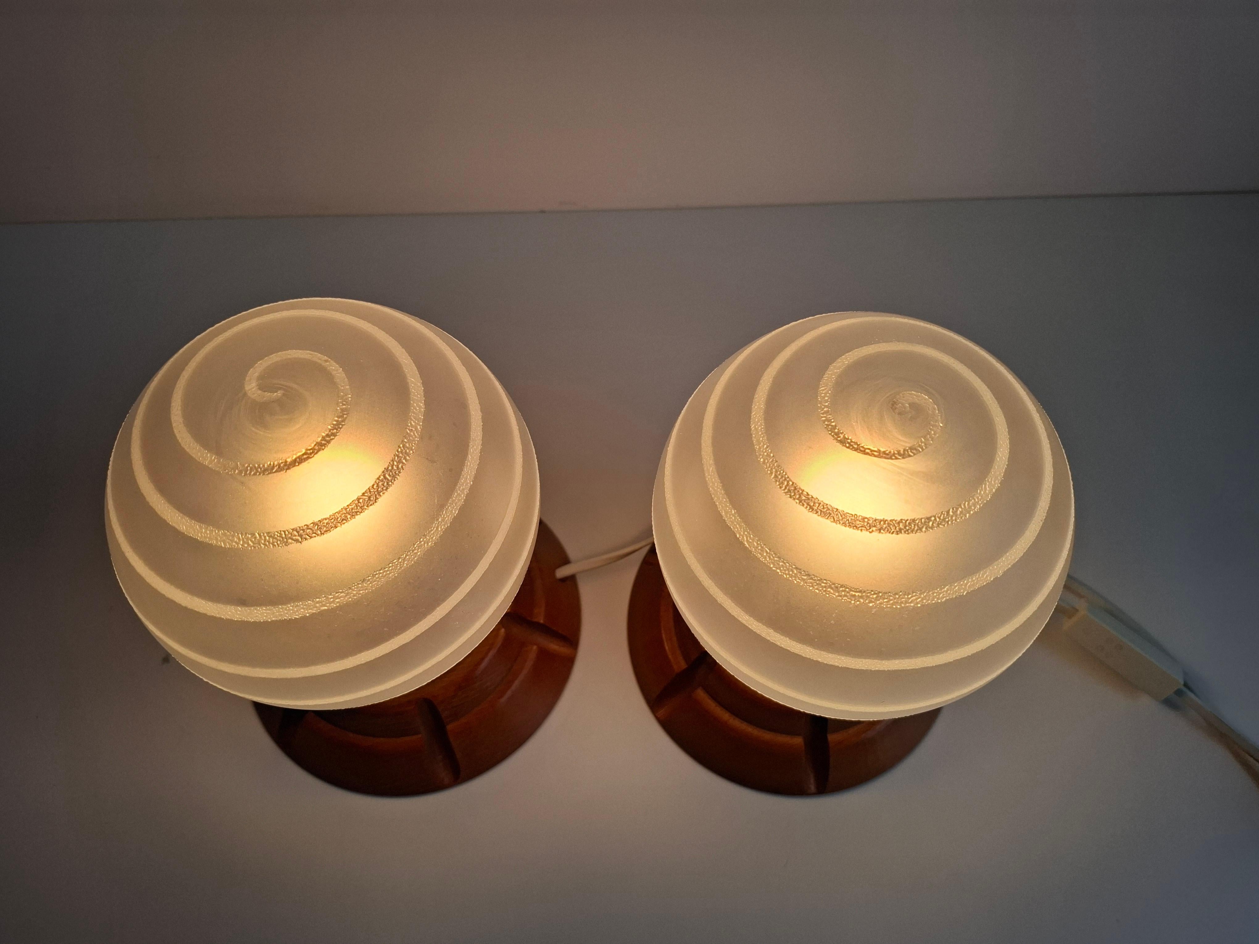 Mid-Century Modern Paire de lampes de table en bois tchèque et verre dépoli du milieu du siècle, 1990 en vente