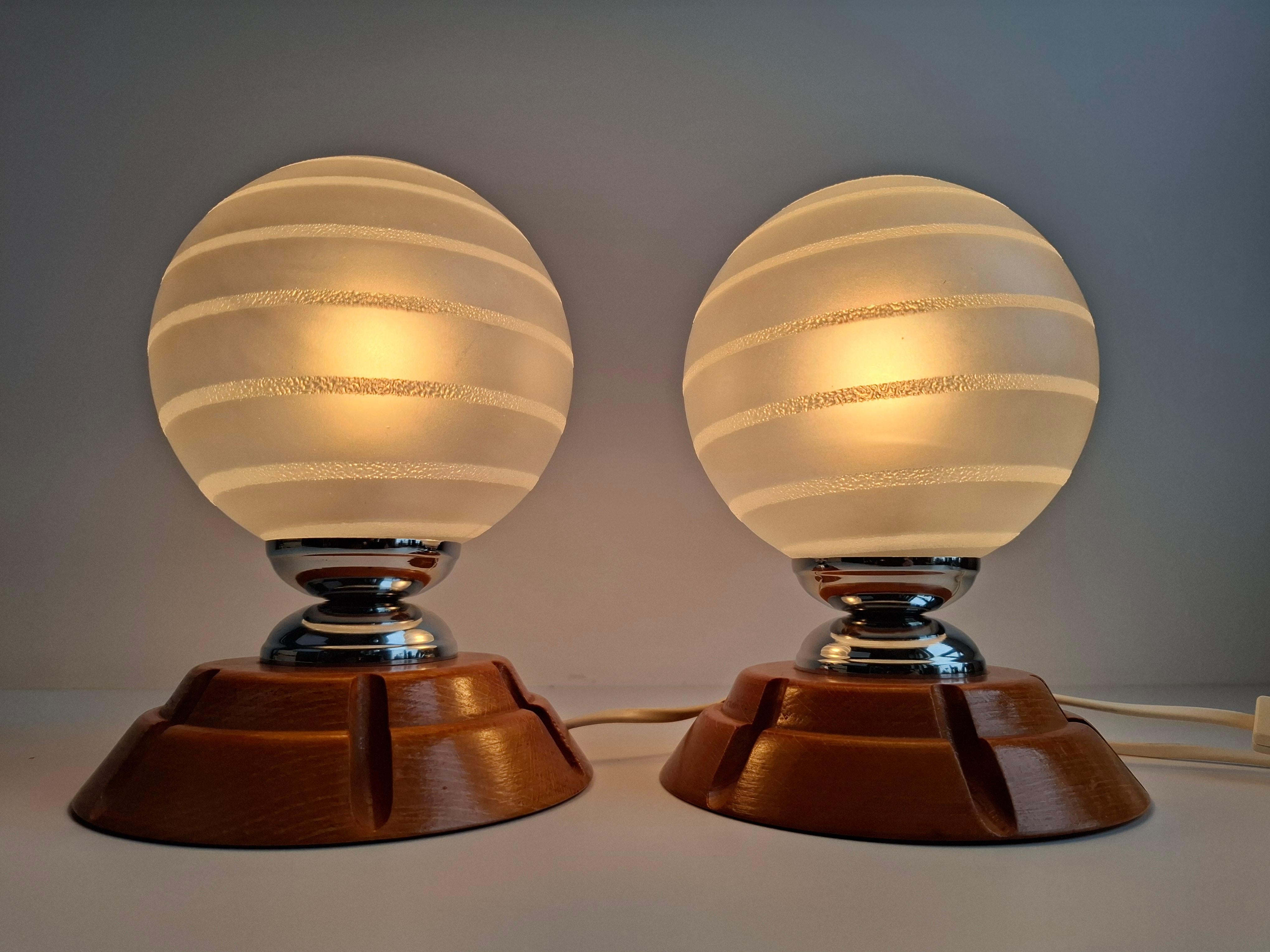 Tchèque Paire de lampes de table en bois tchèque et verre dépoli du milieu du siècle, 1990 en vente