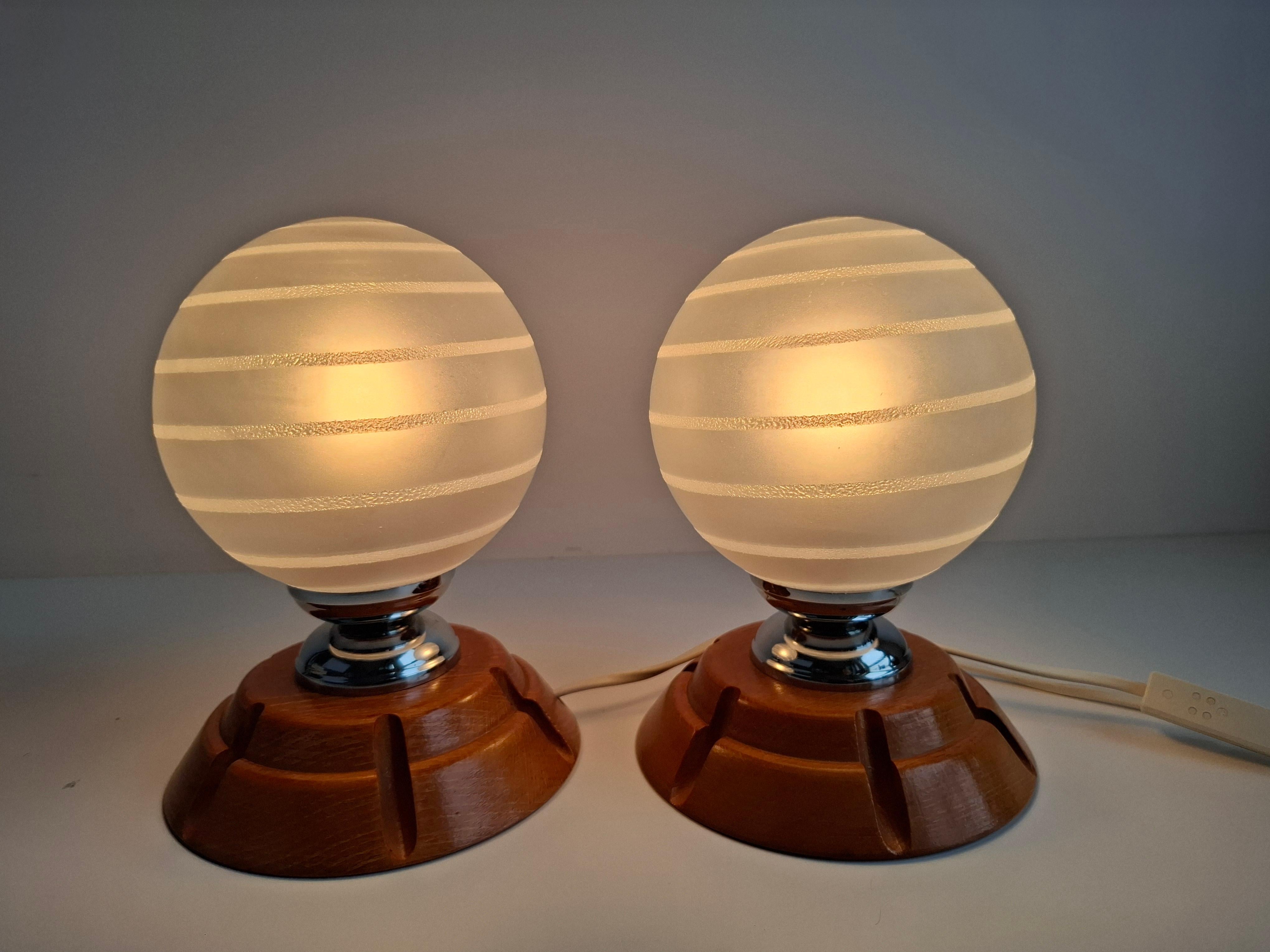 Paire de lampes de table en bois tchèque et verre dépoli du milieu du siècle, 1990 Bon état - En vente à Praha, CZ