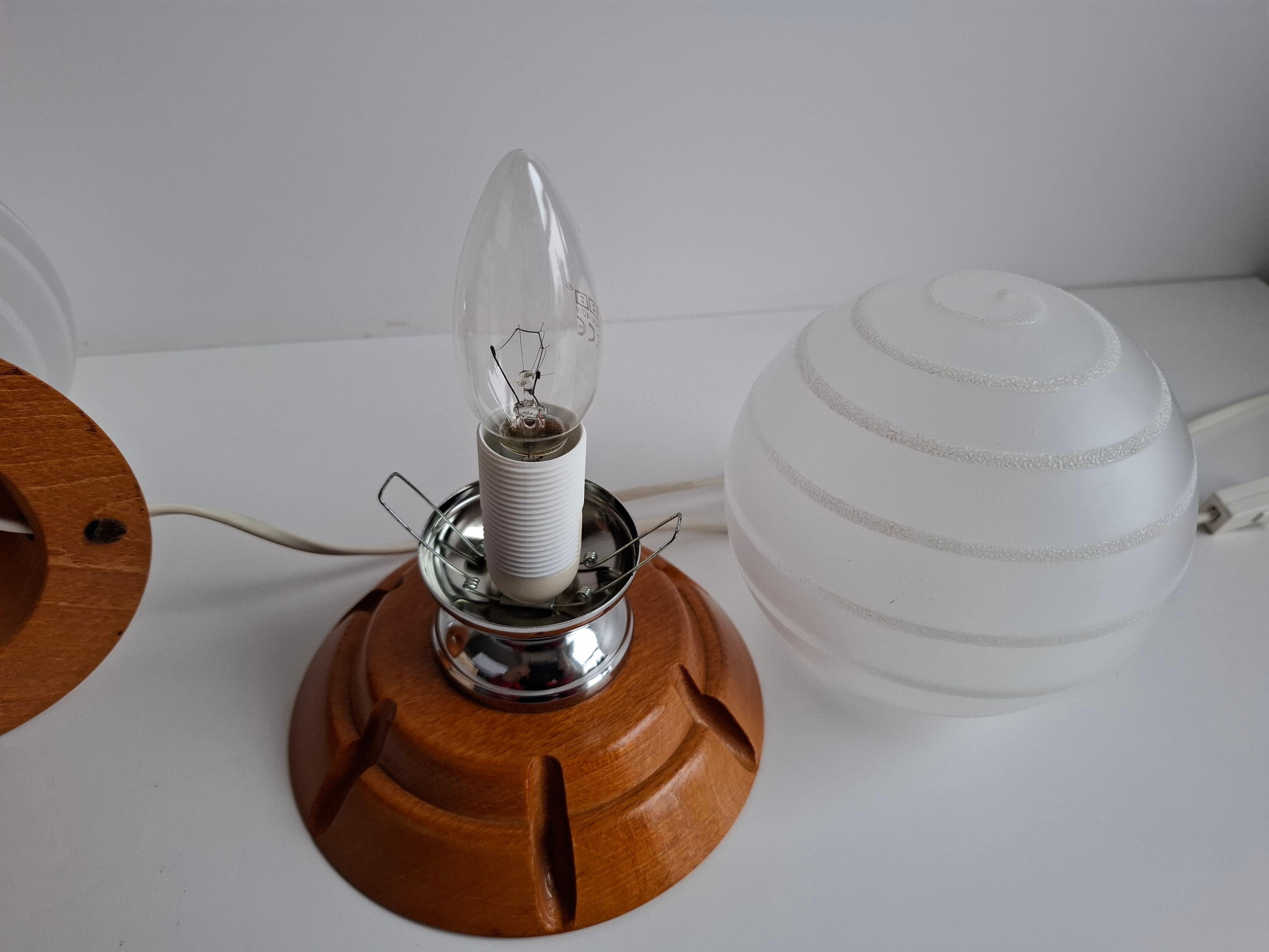 Fin du 20e siècle Paire de lampes de table en bois tchèque et verre dépoli du milieu du siècle, 1990 en vente