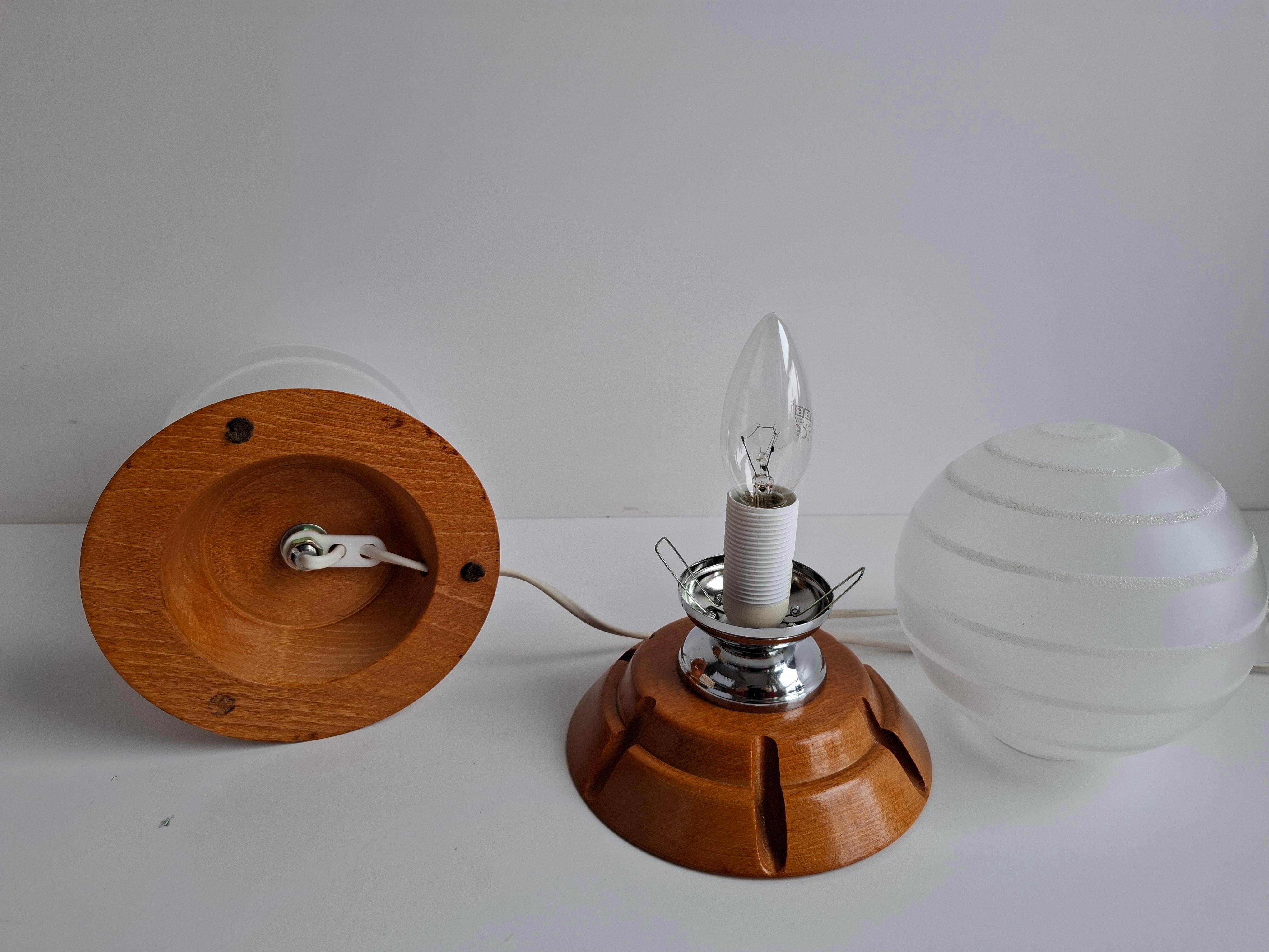 Métal Paire de lampes de table en bois tchèque et verre dépoli du milieu du siècle, 1990 en vente